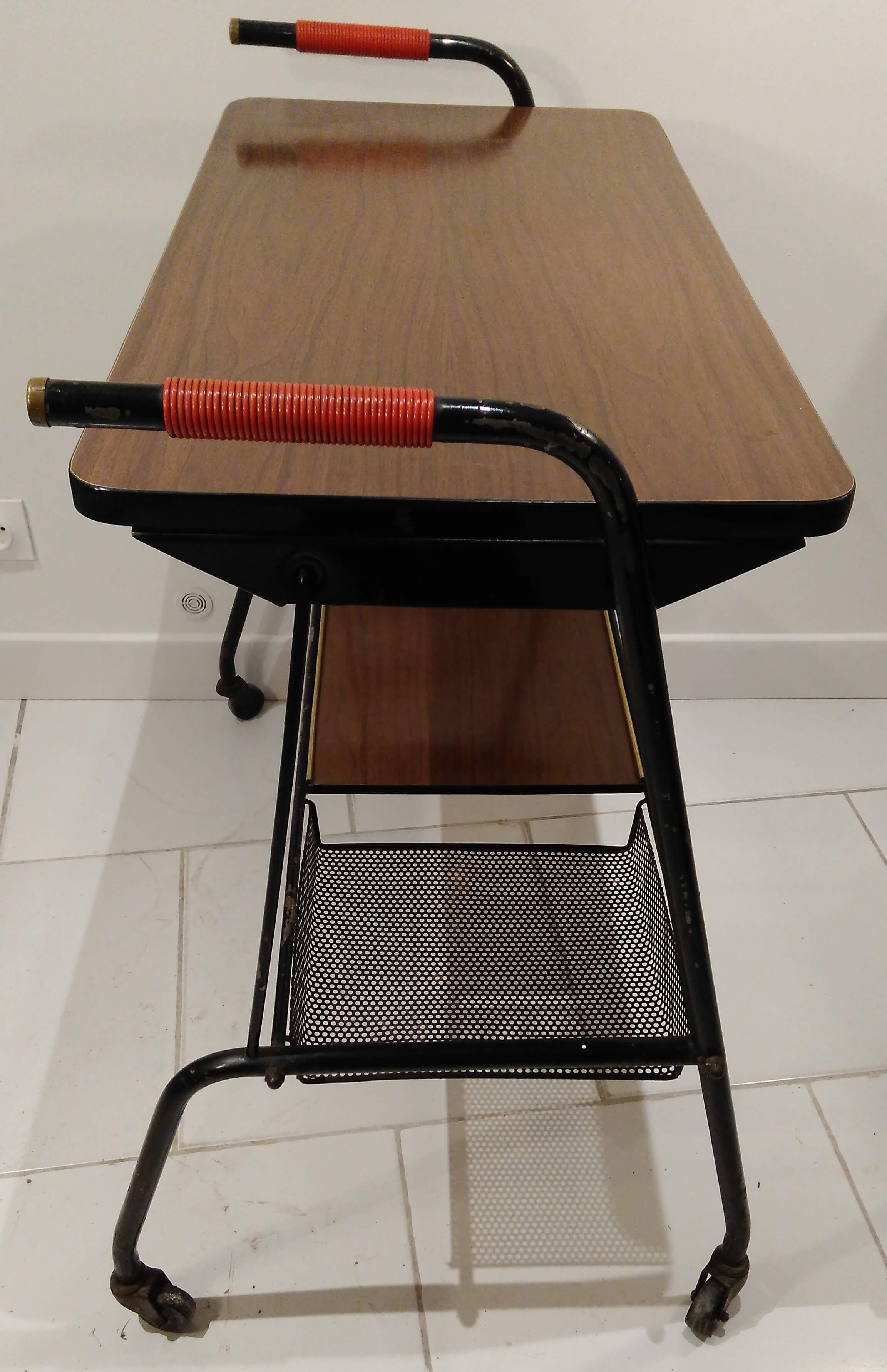 Red scoubidou handles wheeled serving table