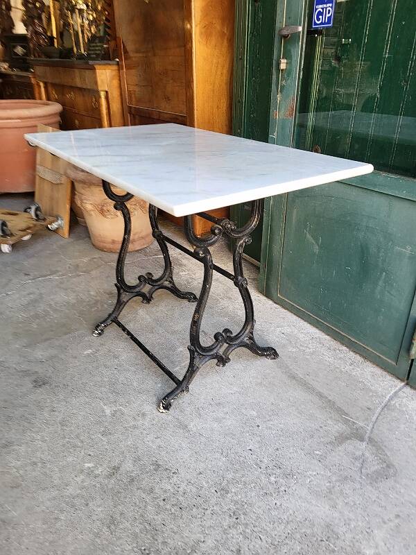 Table bistrot en marbre avec pied en fonte