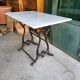 Table bistrot en marbre avec pied en fonte