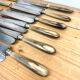 Service de 12 couteaux de table manche en corne blonde