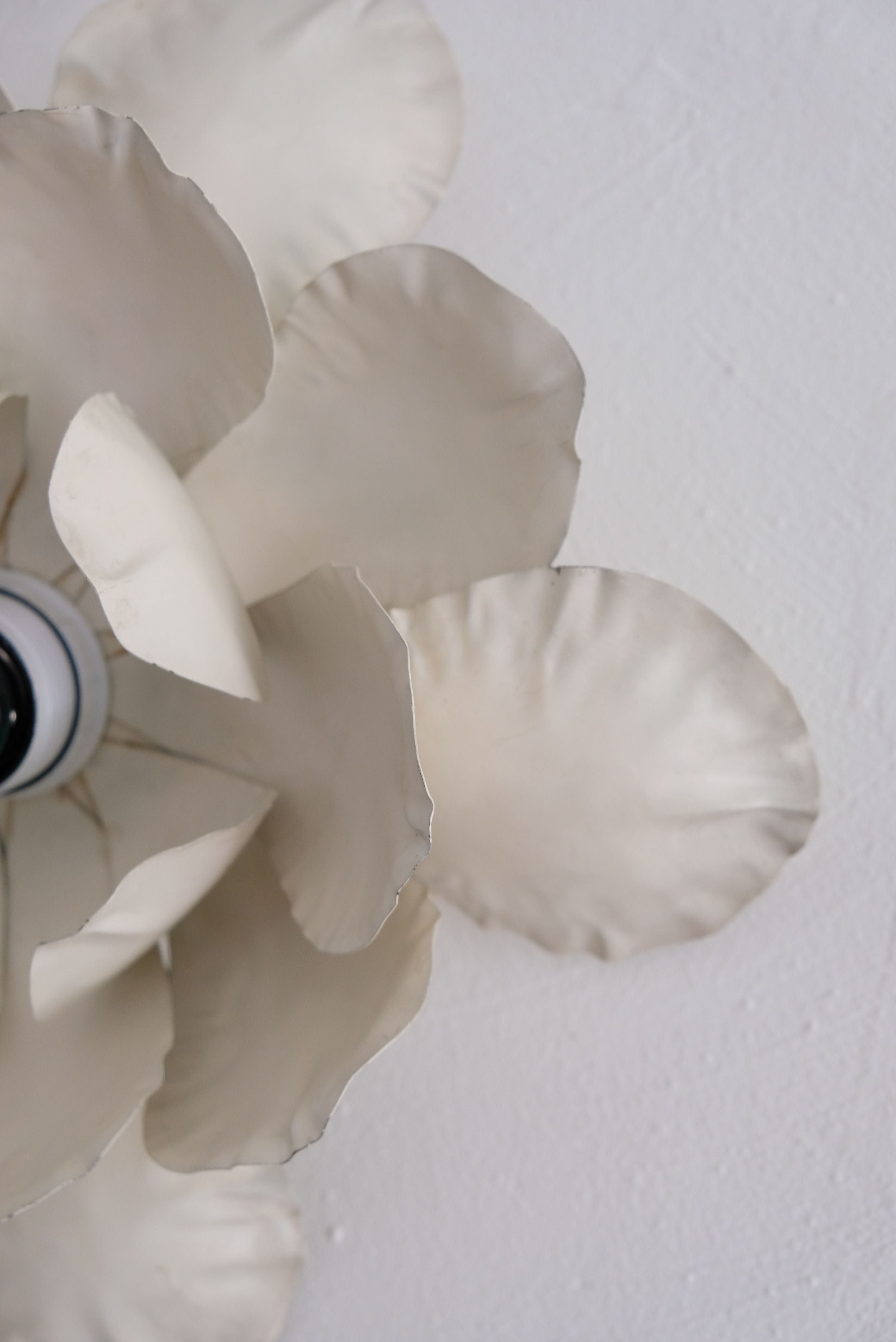 Pair of applique wall flower in white metal of the 1970s