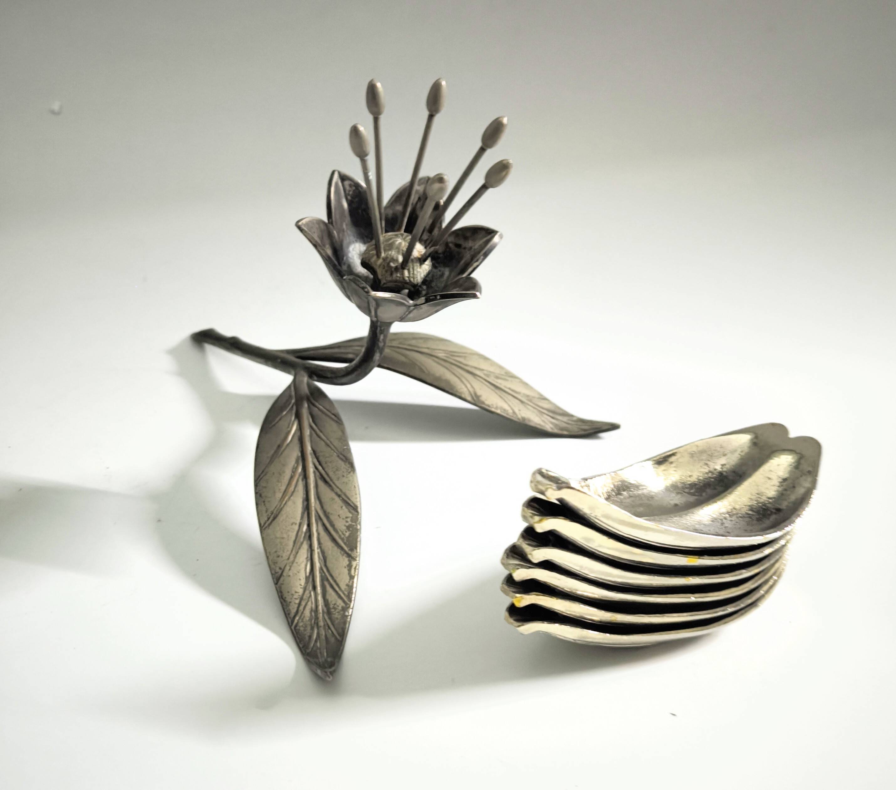 Metal ashtray in the shape of a flower, Sharp 1960s.