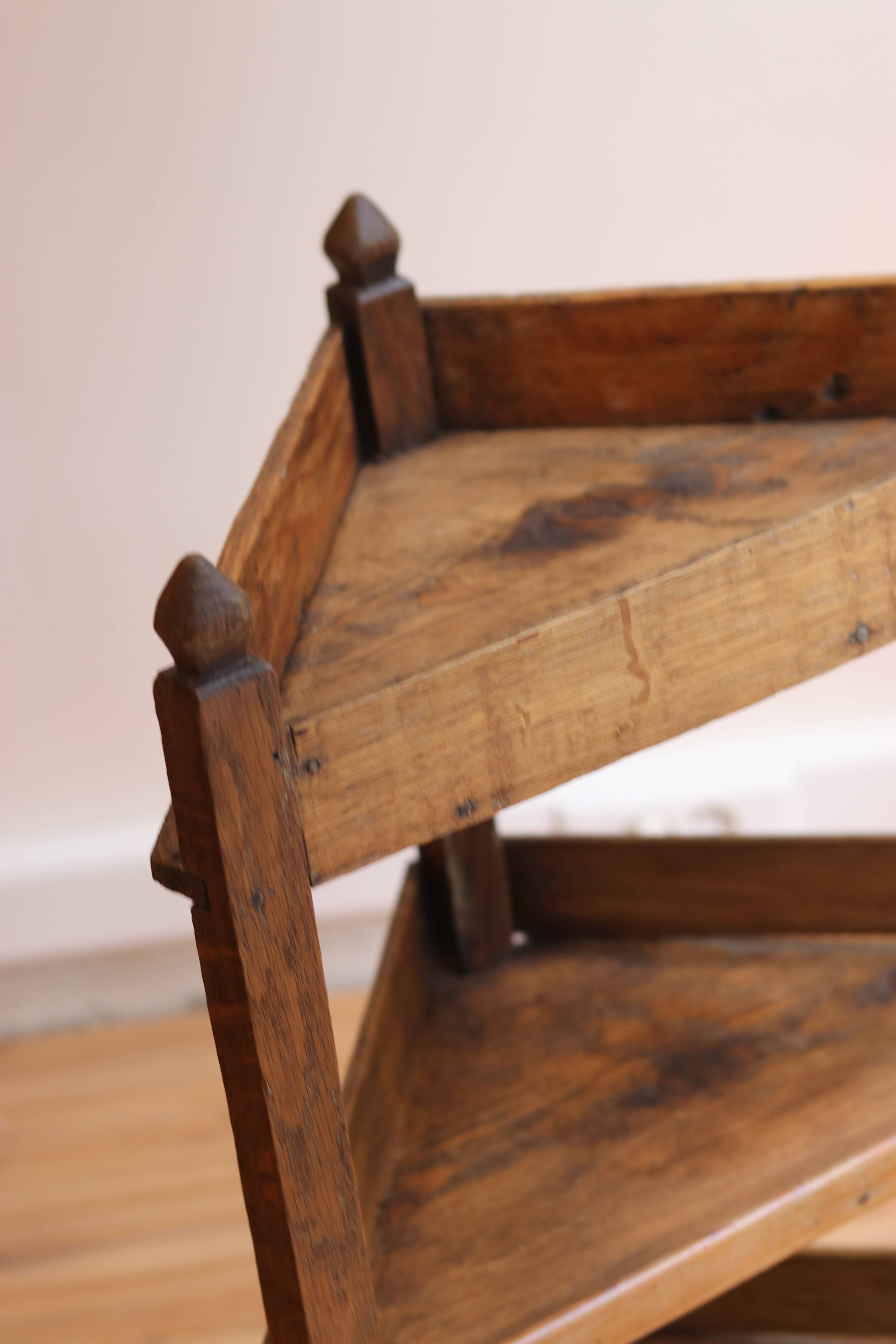 Small corner cabinet in oak, popular Burgundy work from the 19th century.