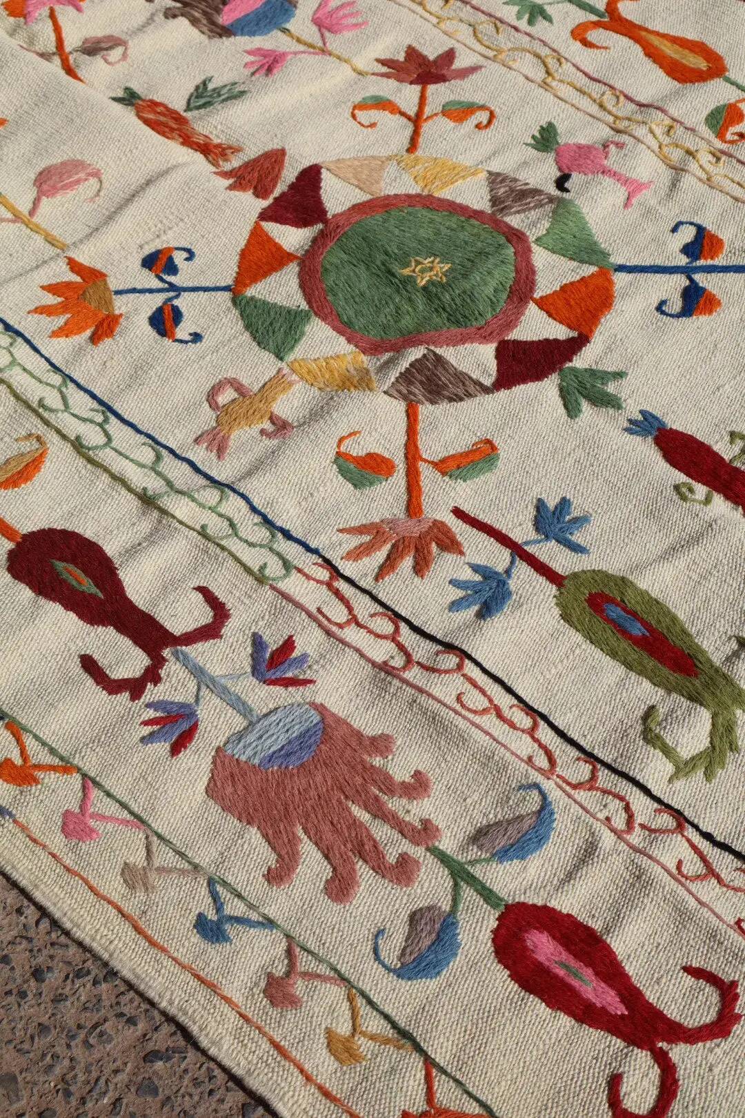 Multicoloured white kilim suzani rug – 180 x 120 cm