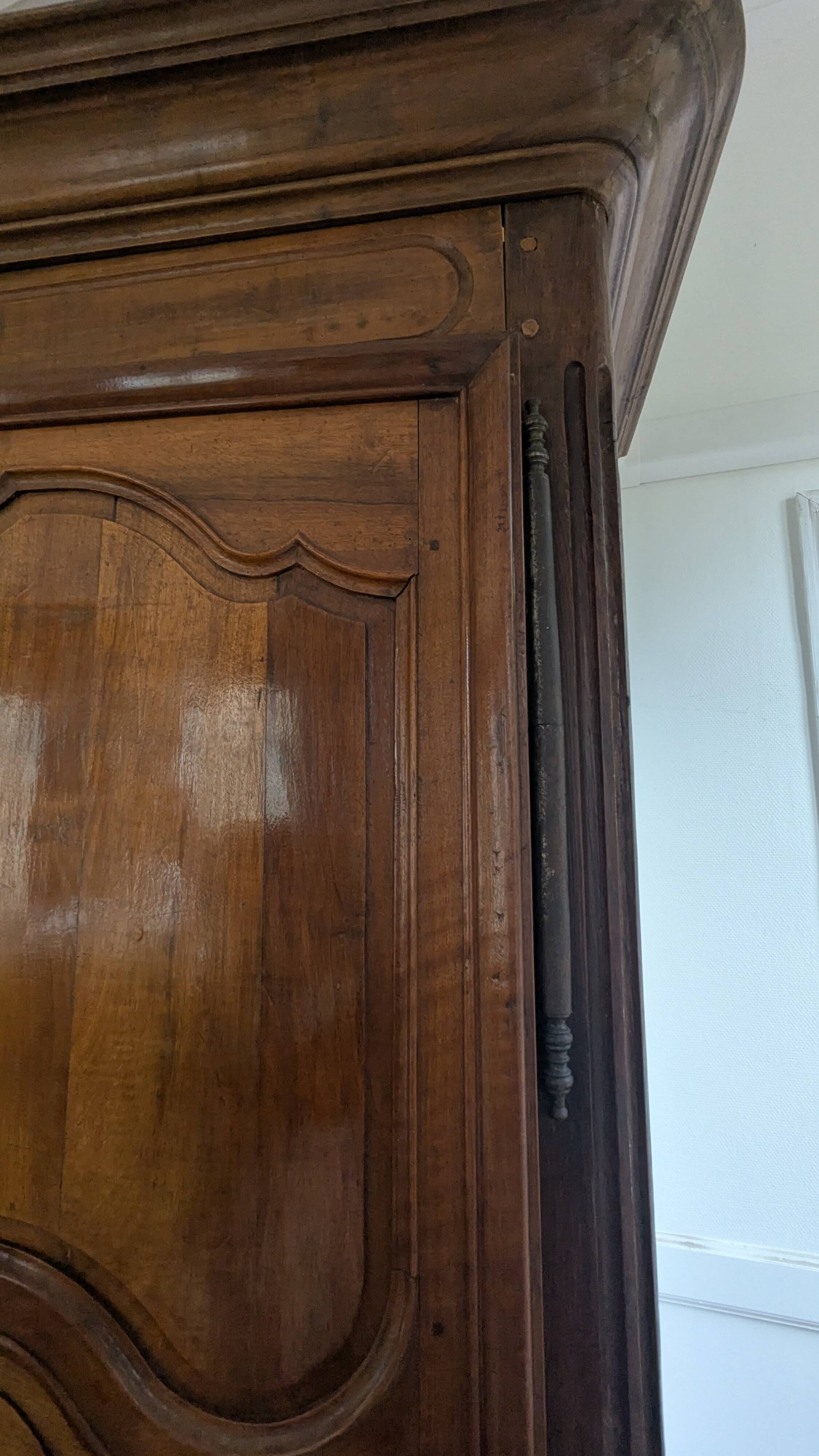 Armoire époque style Louis XV -Louis XVI en noyer