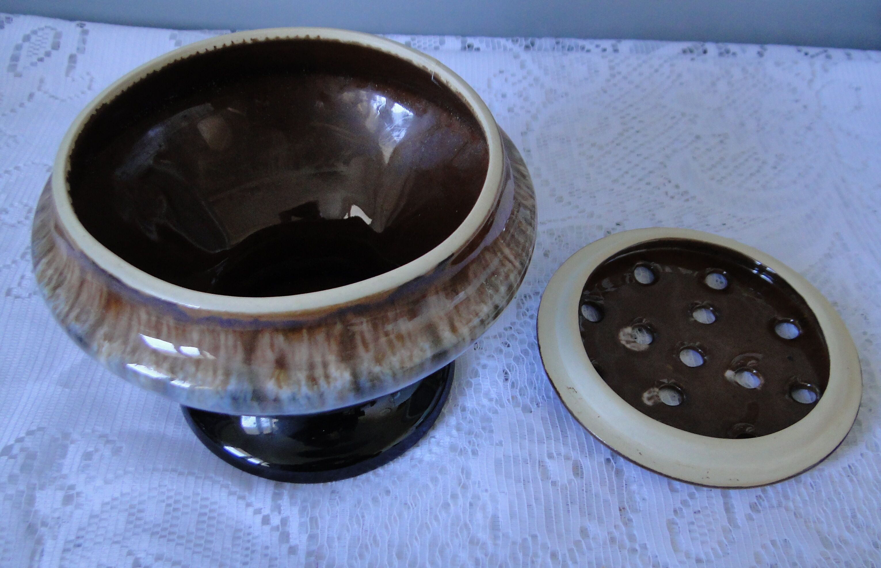 Pique flowers ceramic centerpiece tone white brown and blue