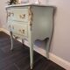 Commode de style Louis XV, galbée à 2 tiroirs