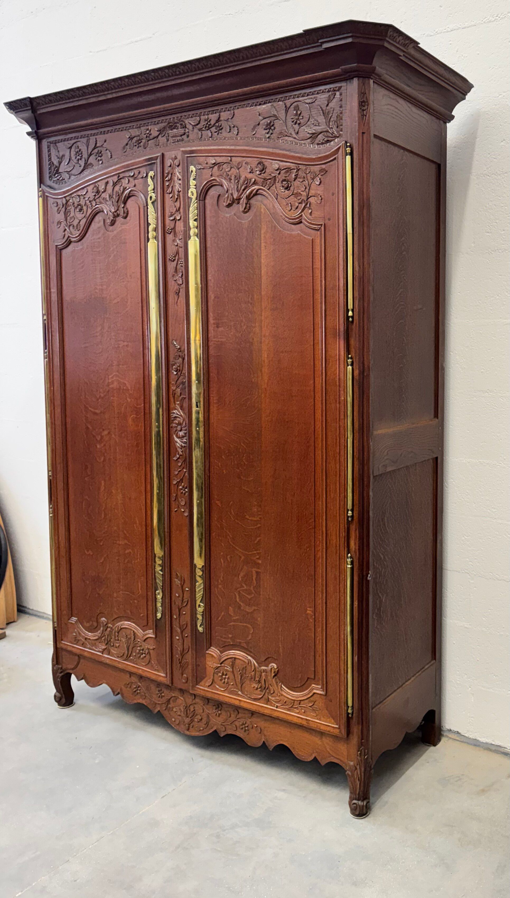 Large Country Wardrobe - French Provençal, in oak, 17th century