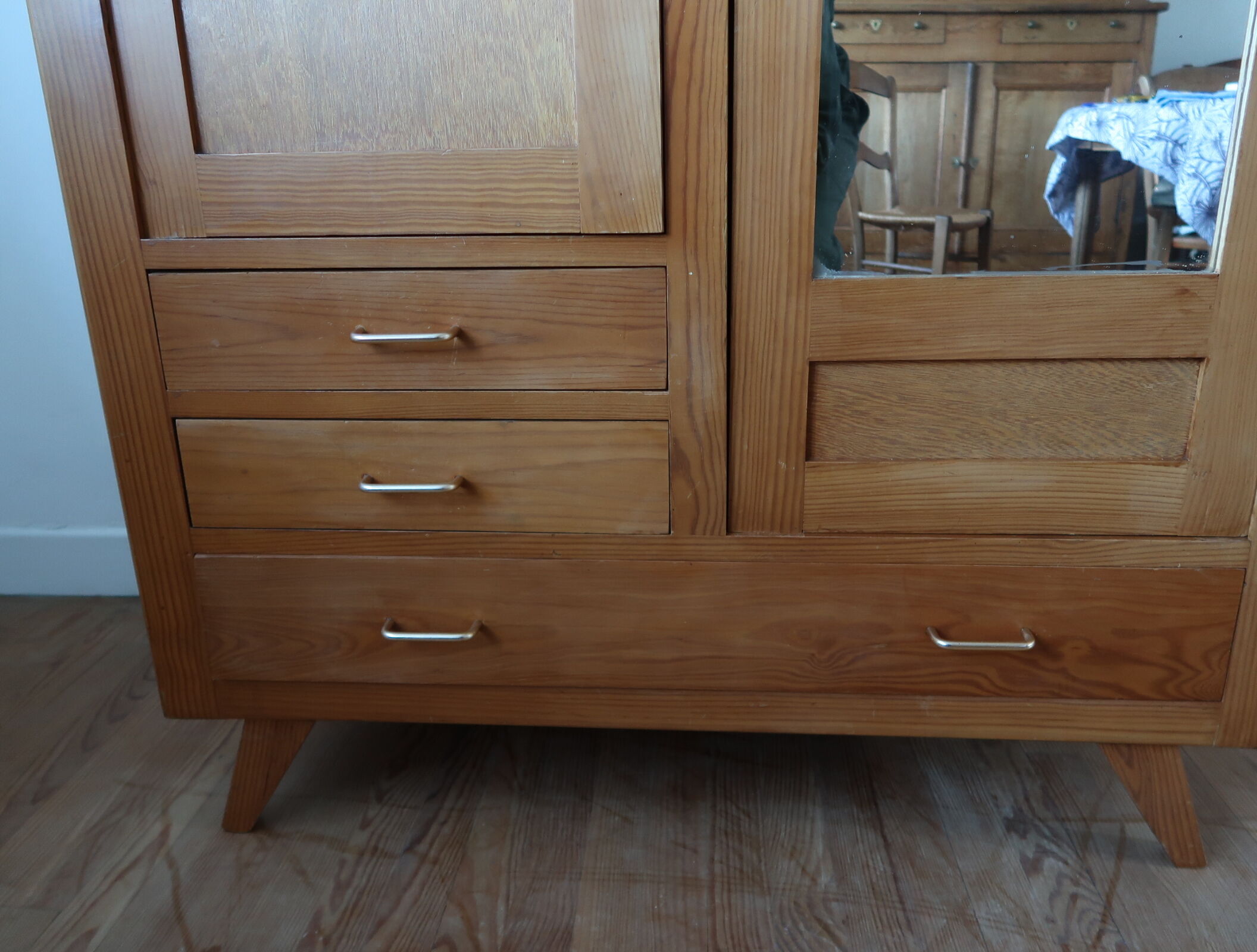 Armoire pieds compas