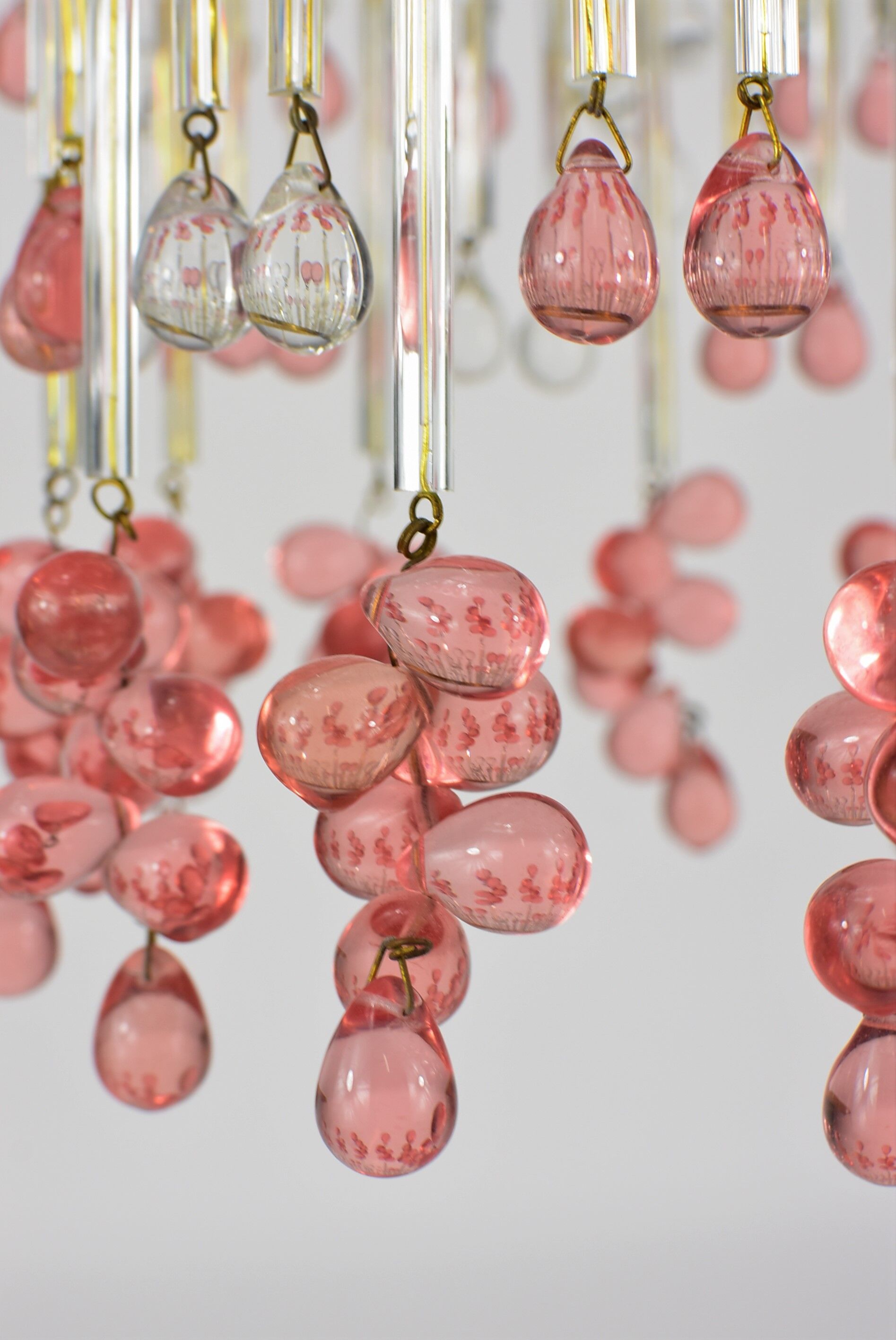 Chandelier pampilles, white and pink drops in clusters.
