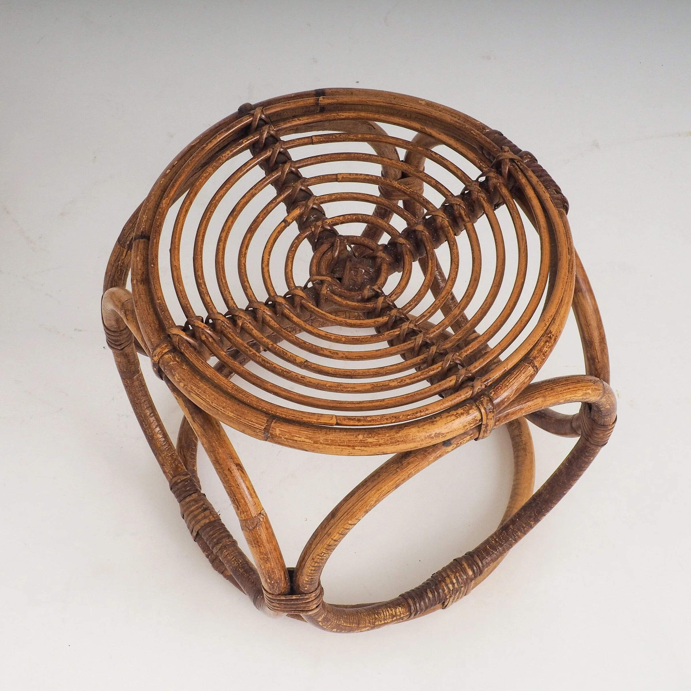 Paire de tabourets en rotin faits à la main vintage / tables d'appoint