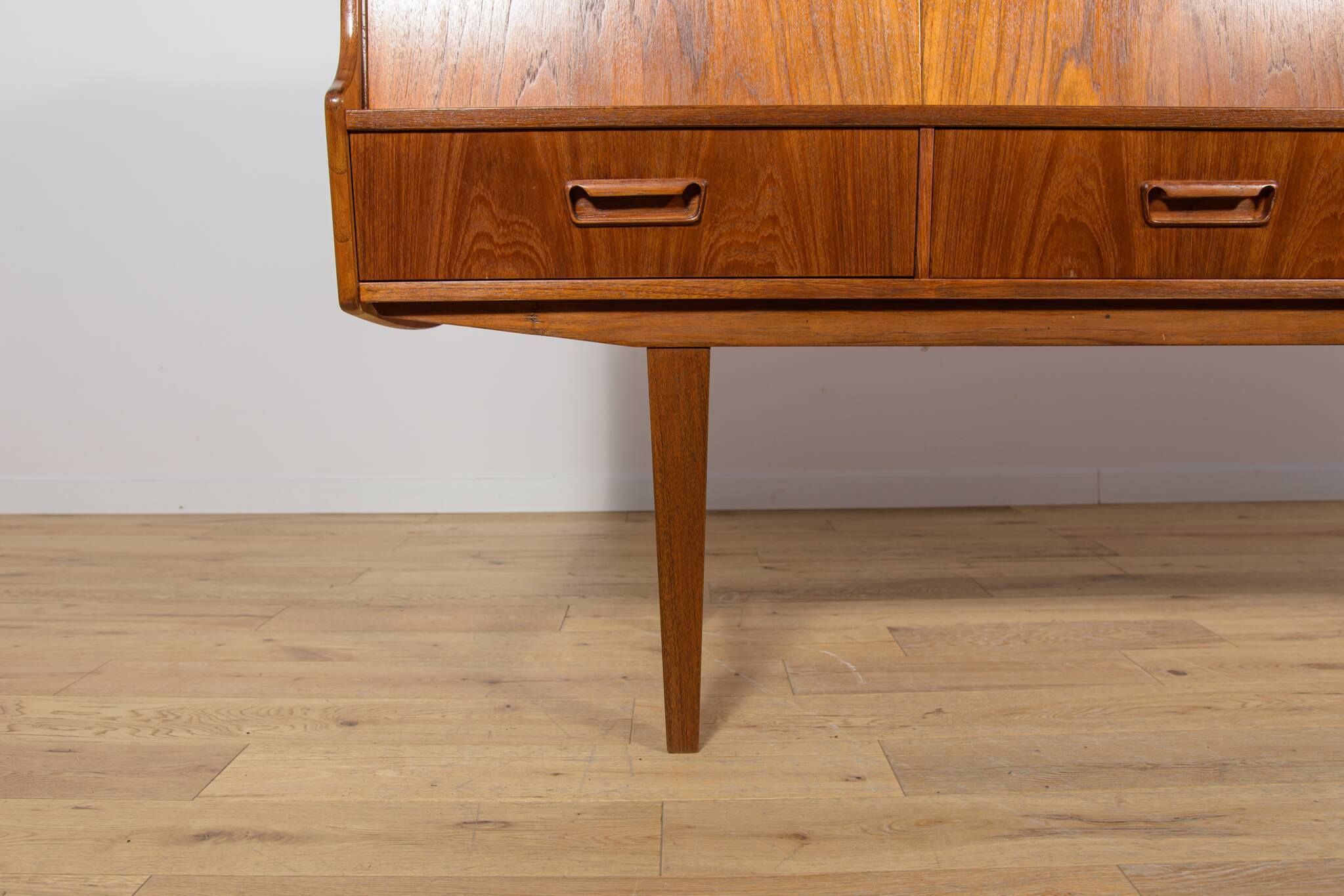 Buffet haut en teck de style moderne du milieu du siècle, fabriqué par Farso Mobelfabrik, Danemark.