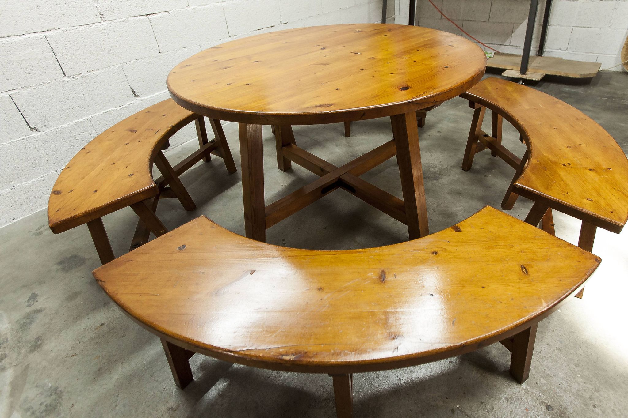 Brutalist ensemble round table 113cm and its 4 rounded stools 1960