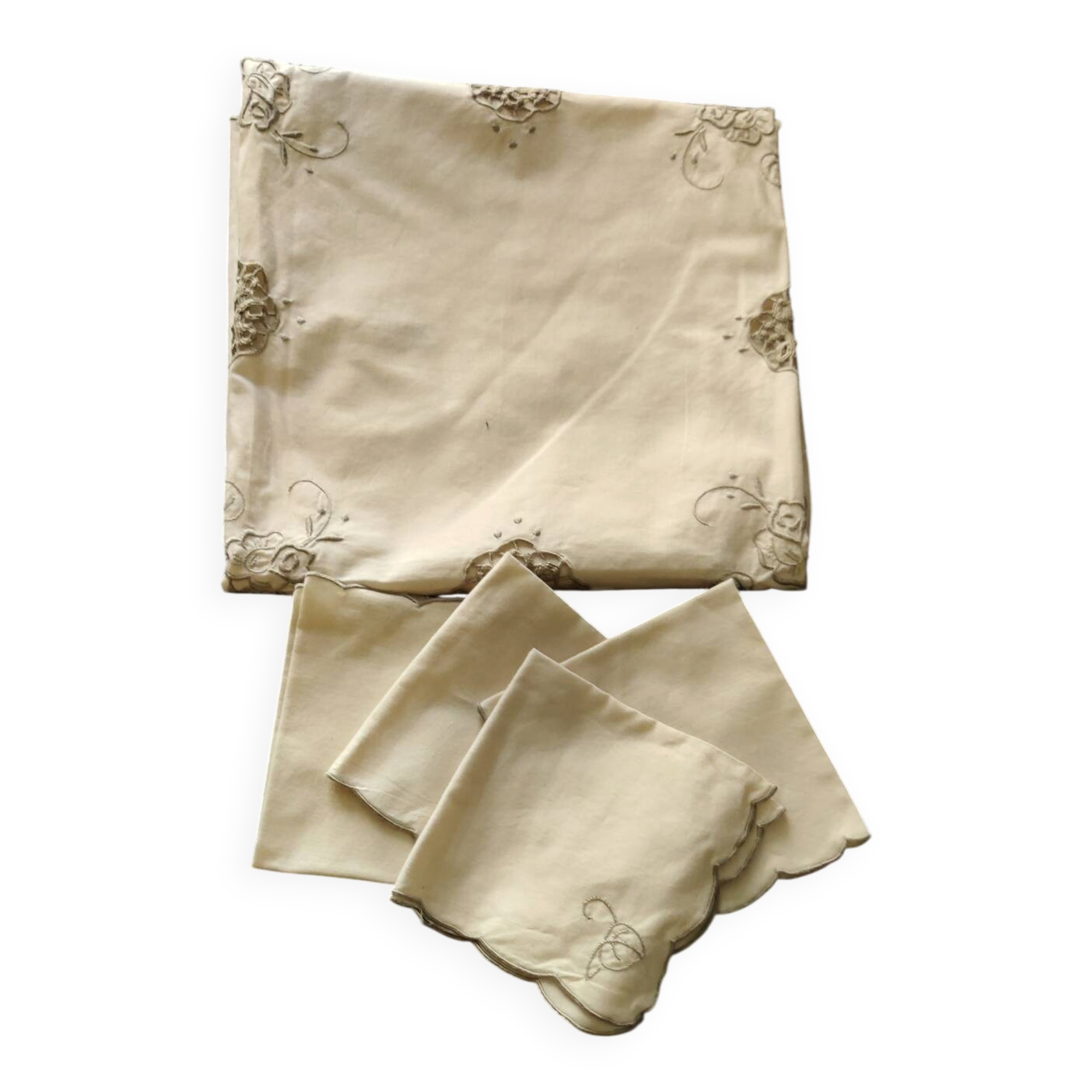 Nappe brodée et ses 4 serviettes