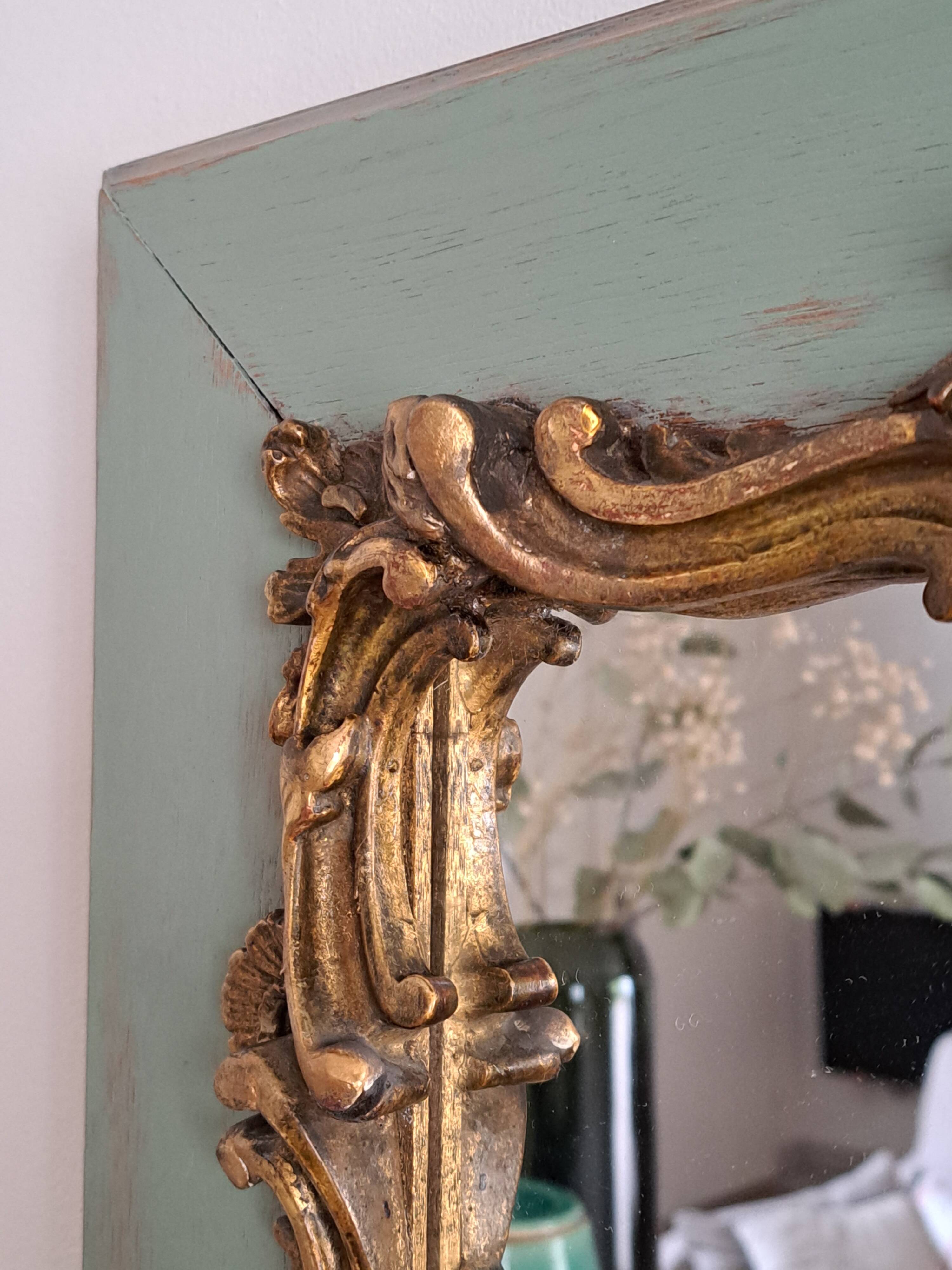 Antique Louis XV style mirror in wood and gilded stucco.