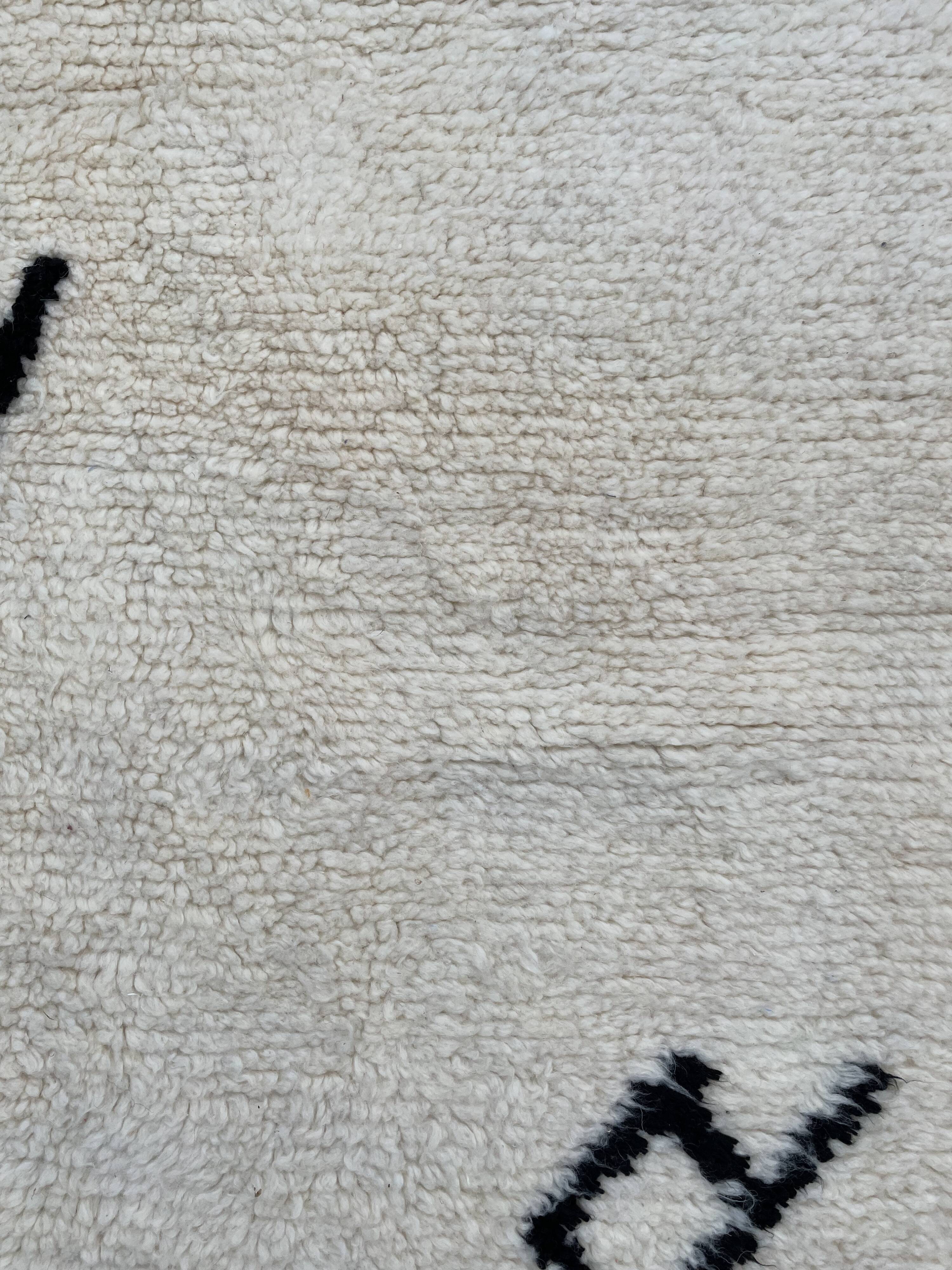 Tapis berbere blanc et noir moderne beni ouarain 200x300 cm
