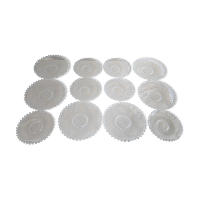 Service vintage de 12 assiettes en verre pressé décor perlé