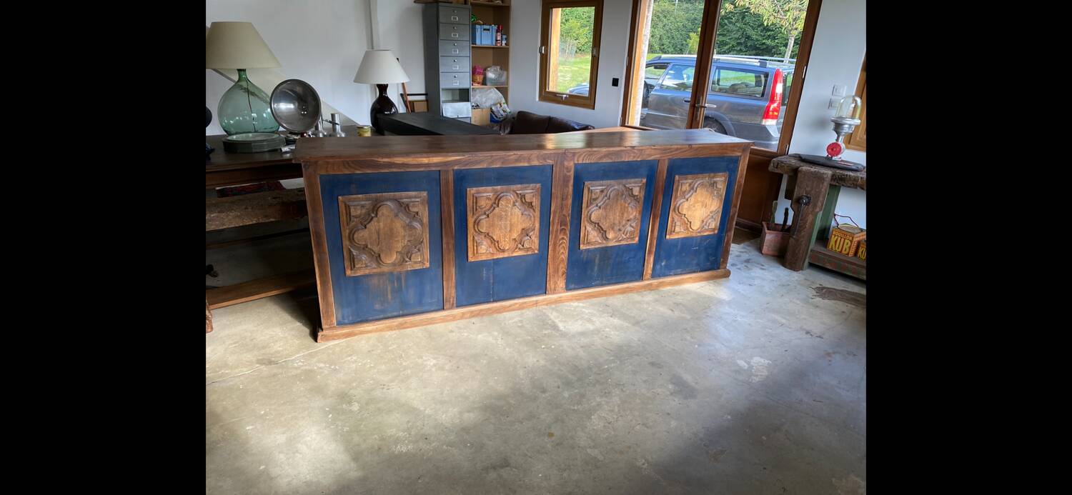 Wine merchant counter