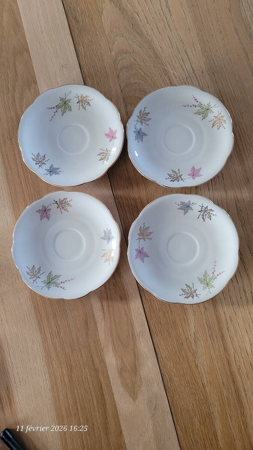 4 cups and saucers made of fine porcelain from Bavaria.