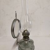Ancienne lampe à pétrole en verre avec son miroir