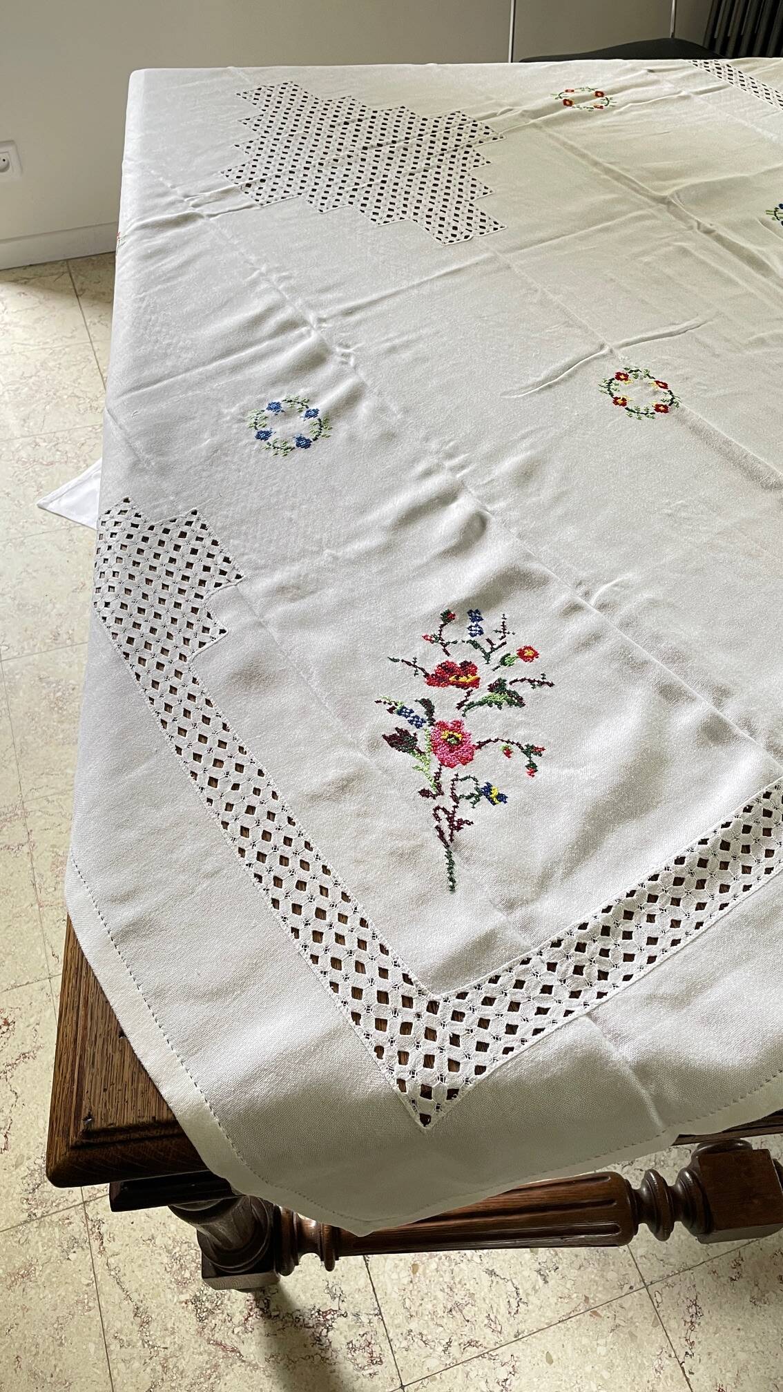 Embroidered tablecloth + 12 vintage napkins