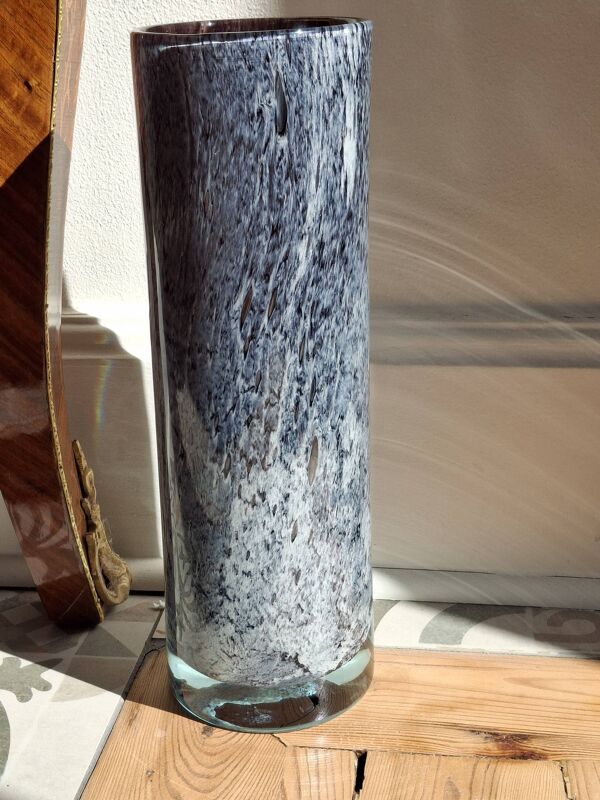 Grand vase rouleau en verre soufflé décor moucheté camaieu gris / violine