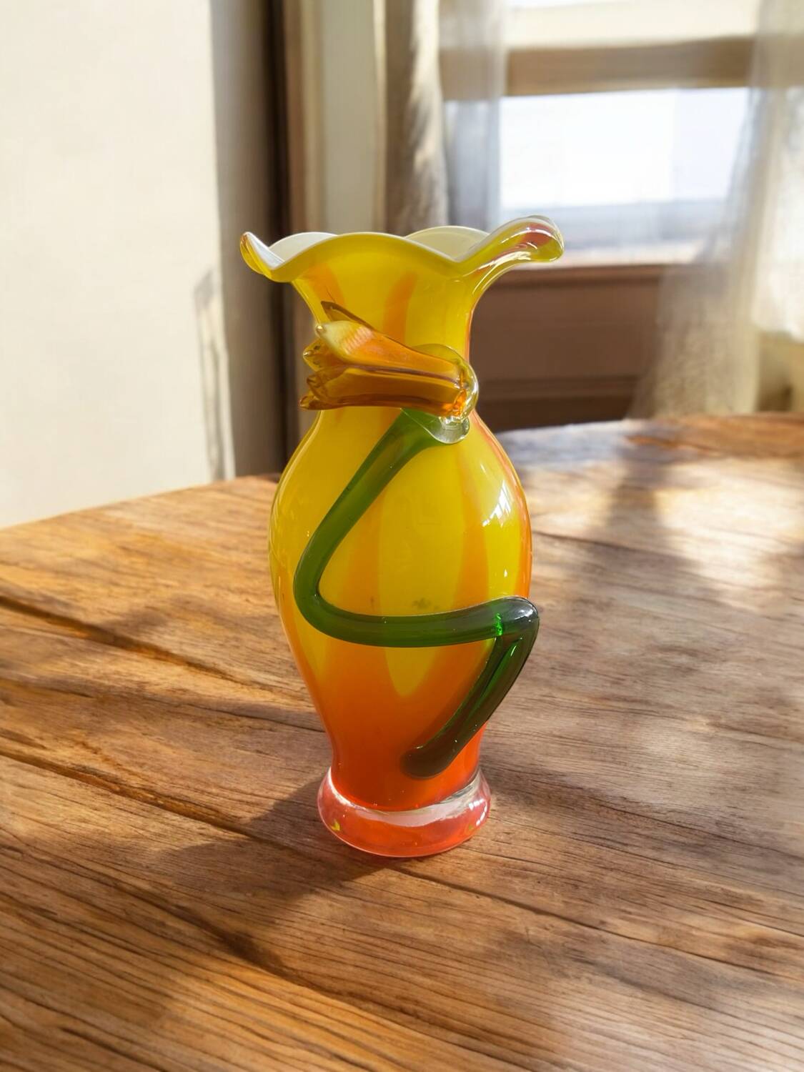 Vase en verre soufflé style Murano à décor de fleur