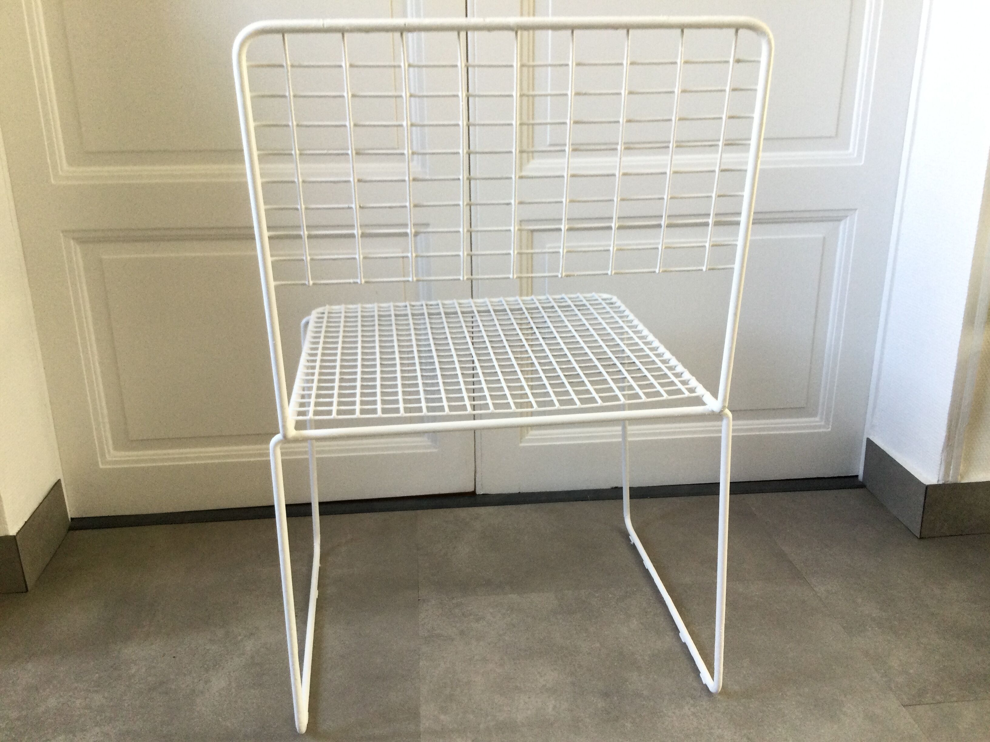 Chaise métal grillagée