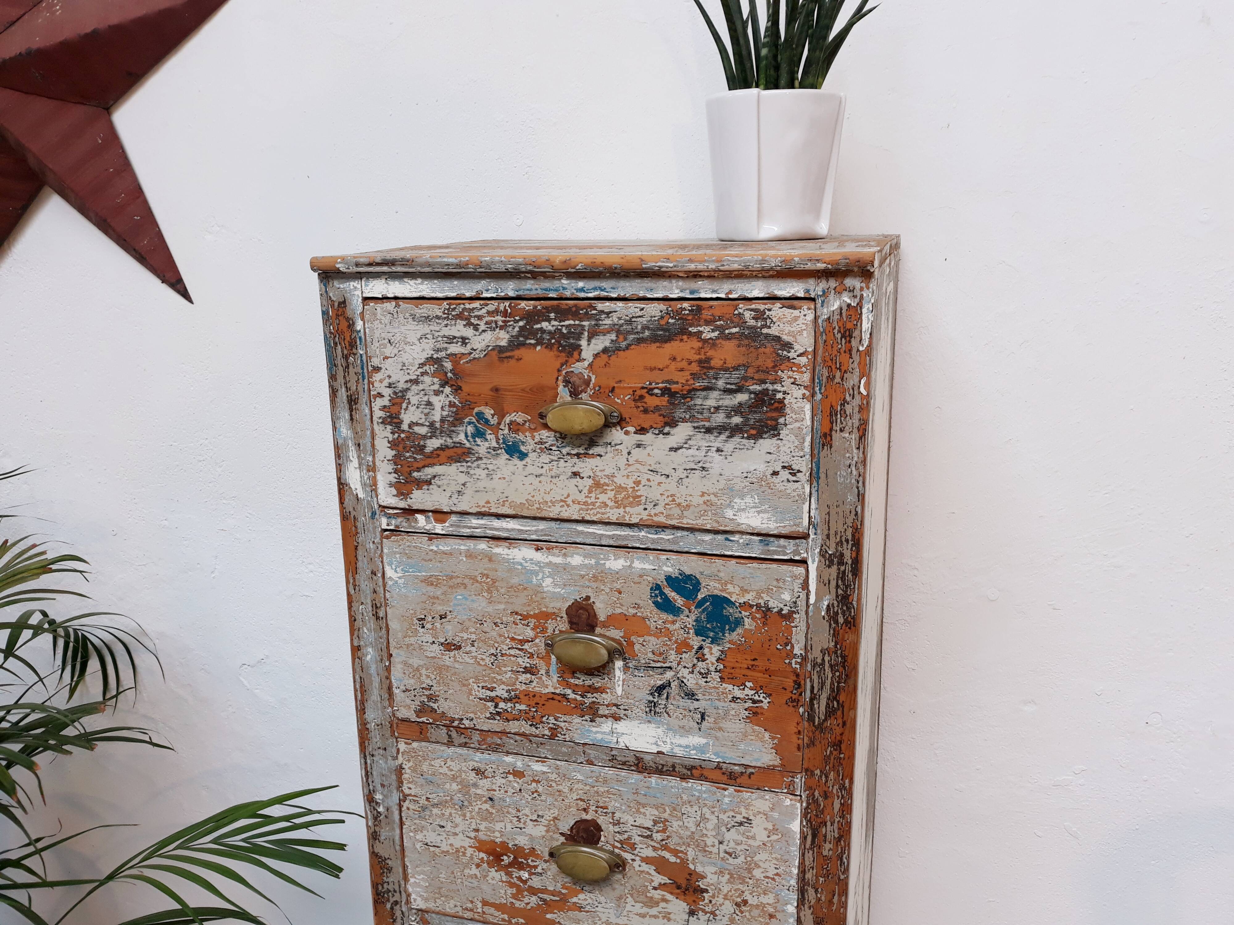 Furniture of trade with rag-to-ceiling drawers