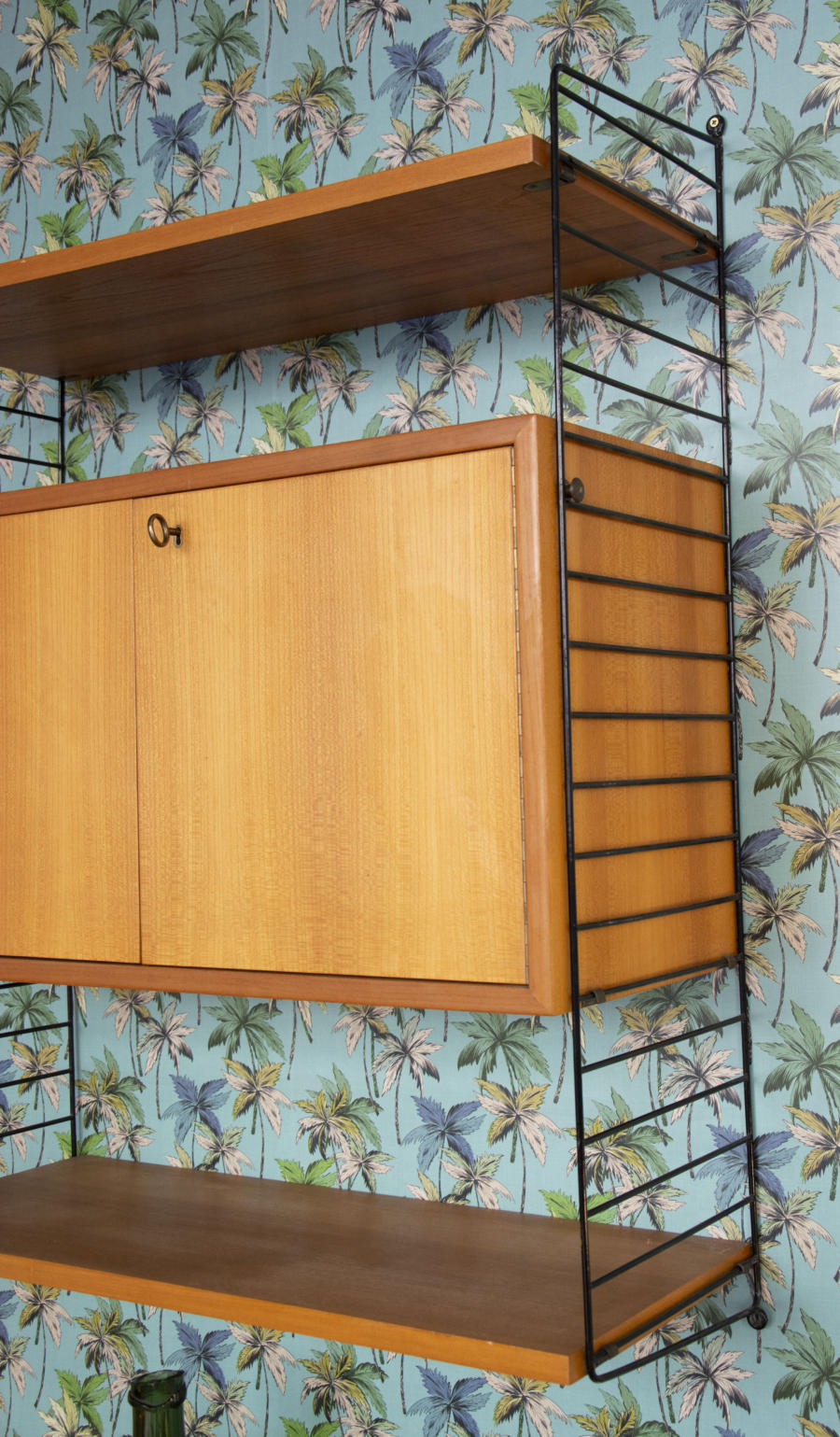 Shelf with string box