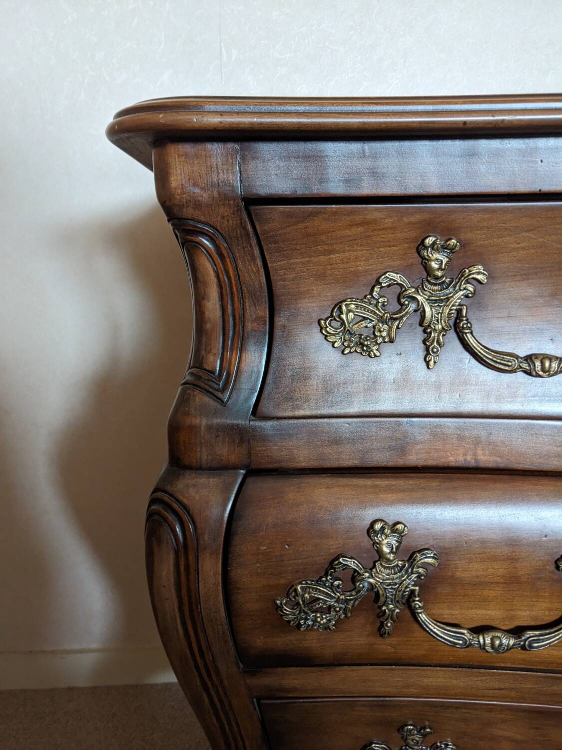 Curved chest of drawers
