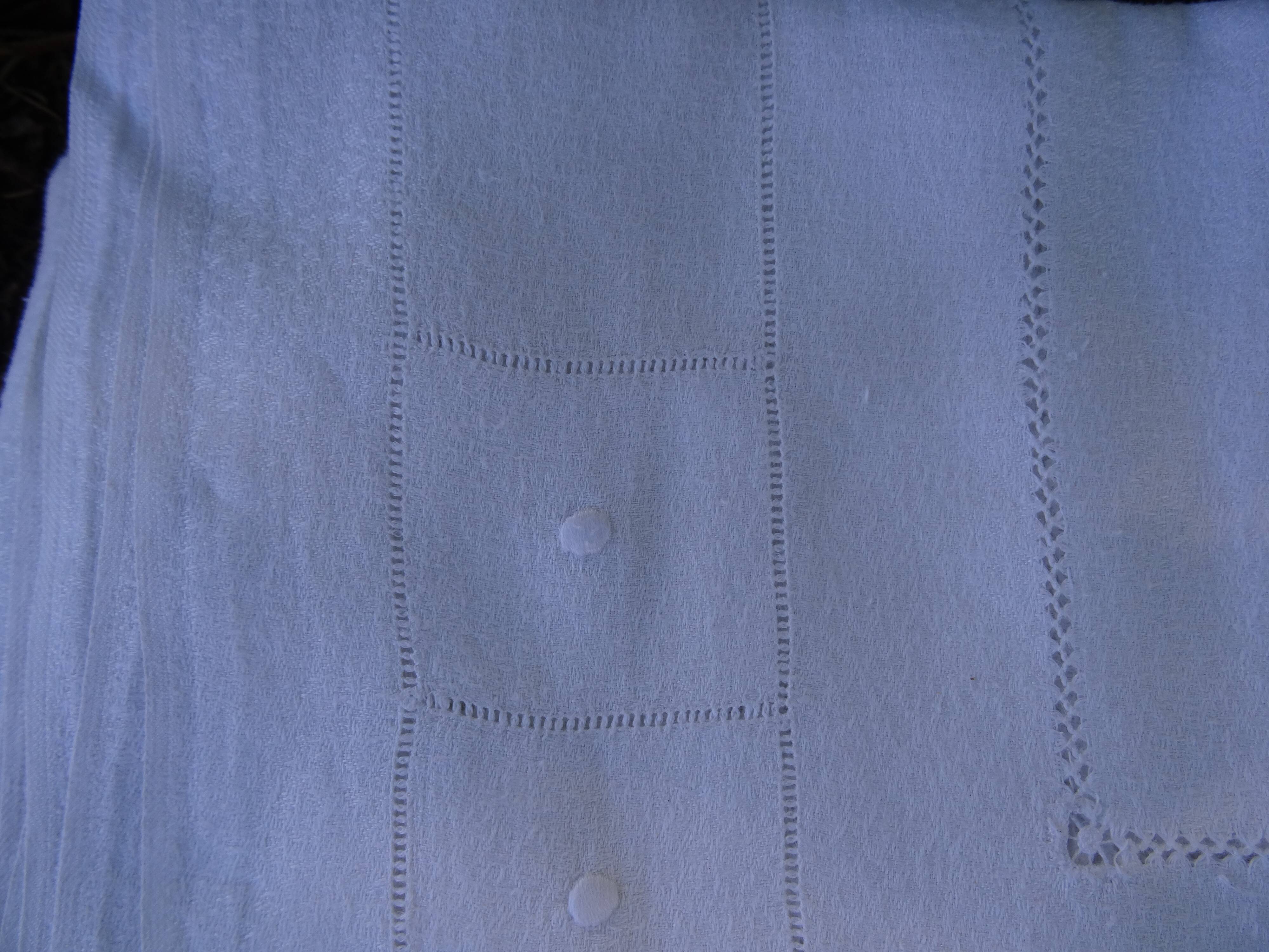 Feathered embroidered linen nape