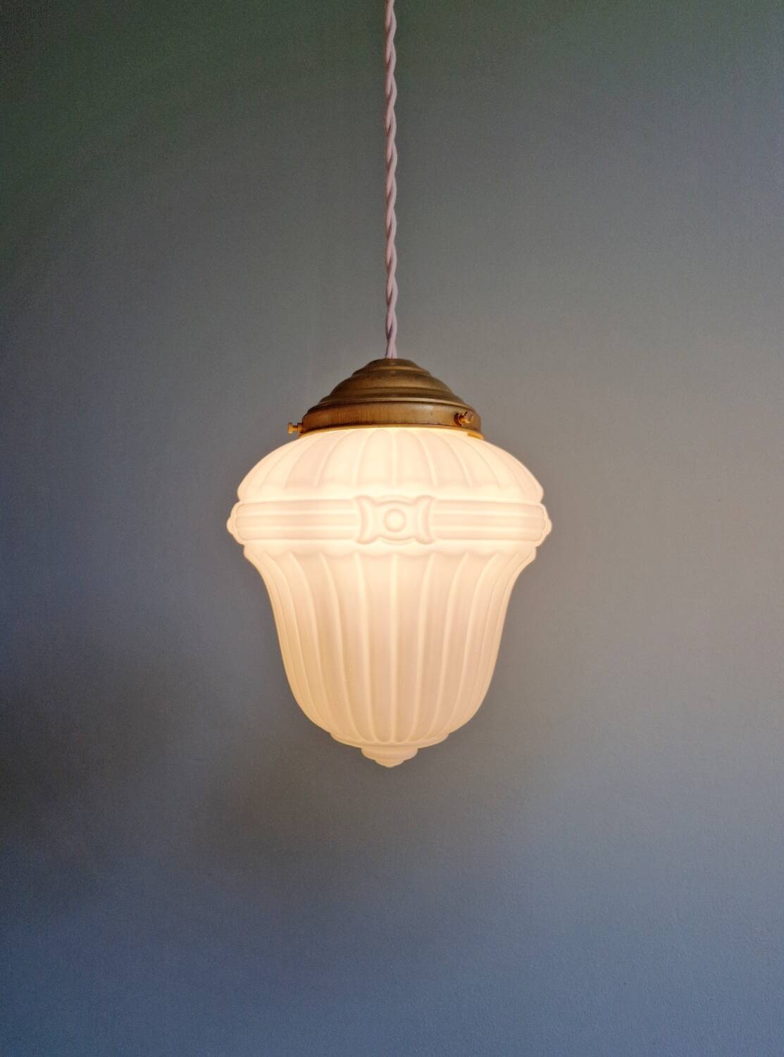 Paire de suspensions Art déco en verre opaline blanc moulé pressé, 1920-30