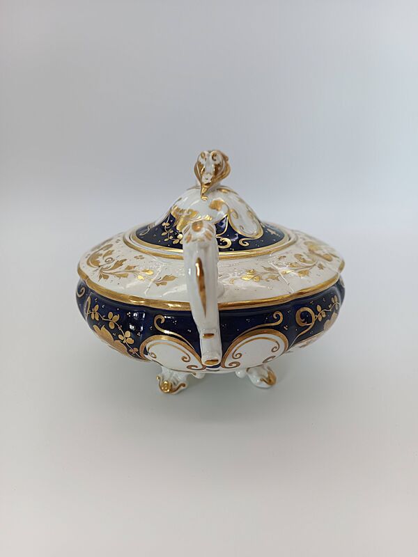 Ancienne bonbonnière en porcelaine dorée et bleu cobalt style Napoléon III