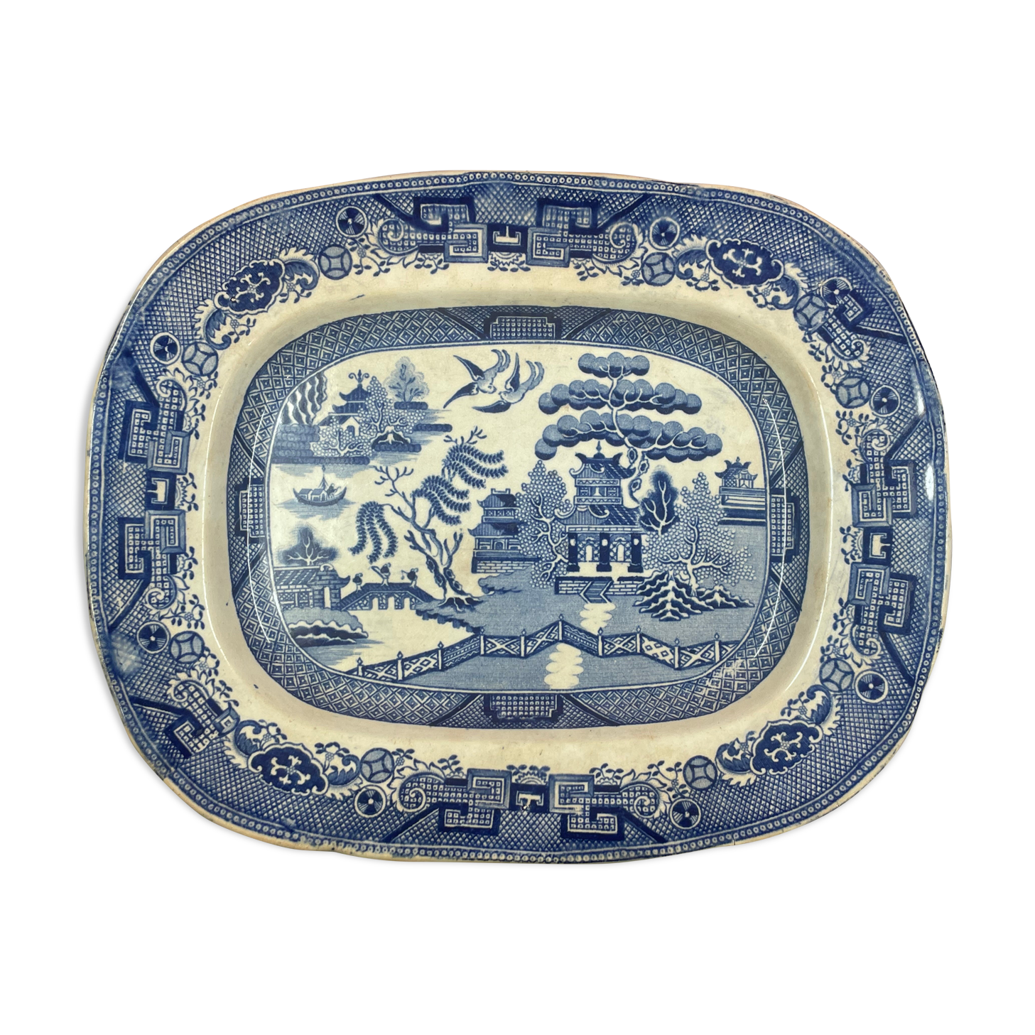 Plat creux en faïence à décor pagodes Chine XIXe