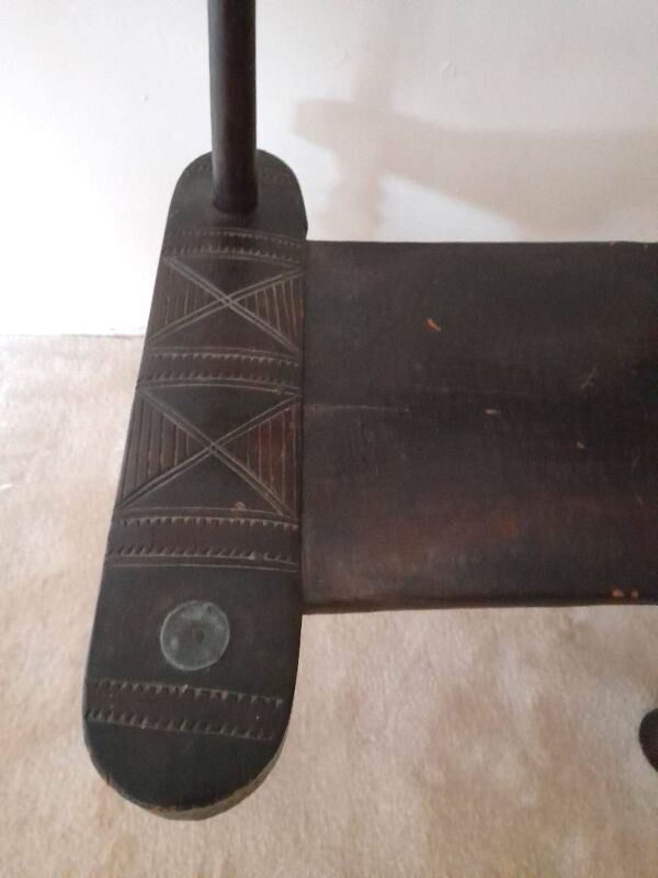 Chaise basse africaine en bois exotique
