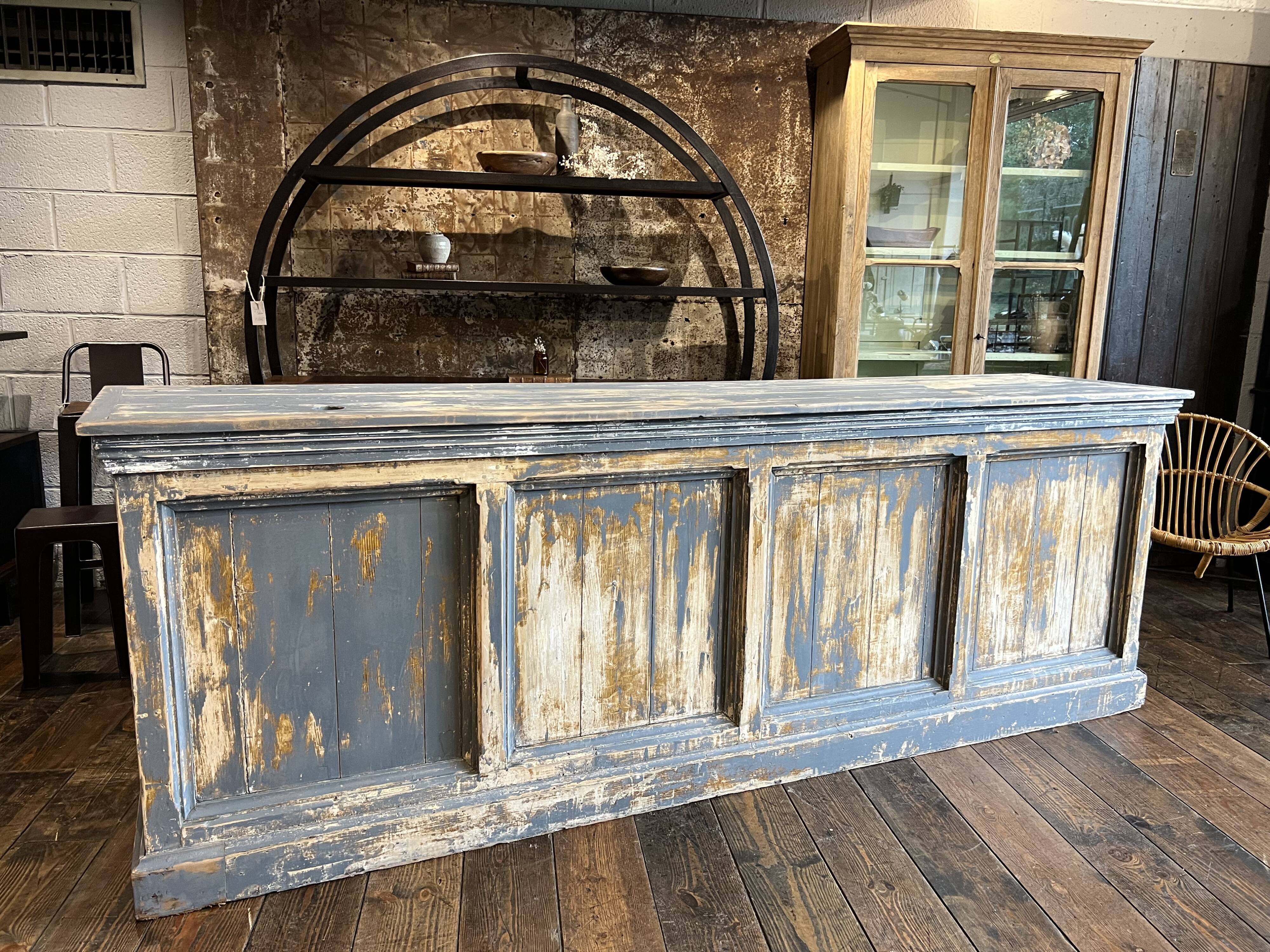 Ancien comptoir de commerce patiné