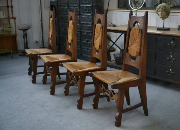 8 rustic oak chairs combining modern lines and Breton craftsmanship by a student of Joseph Savina 1950s