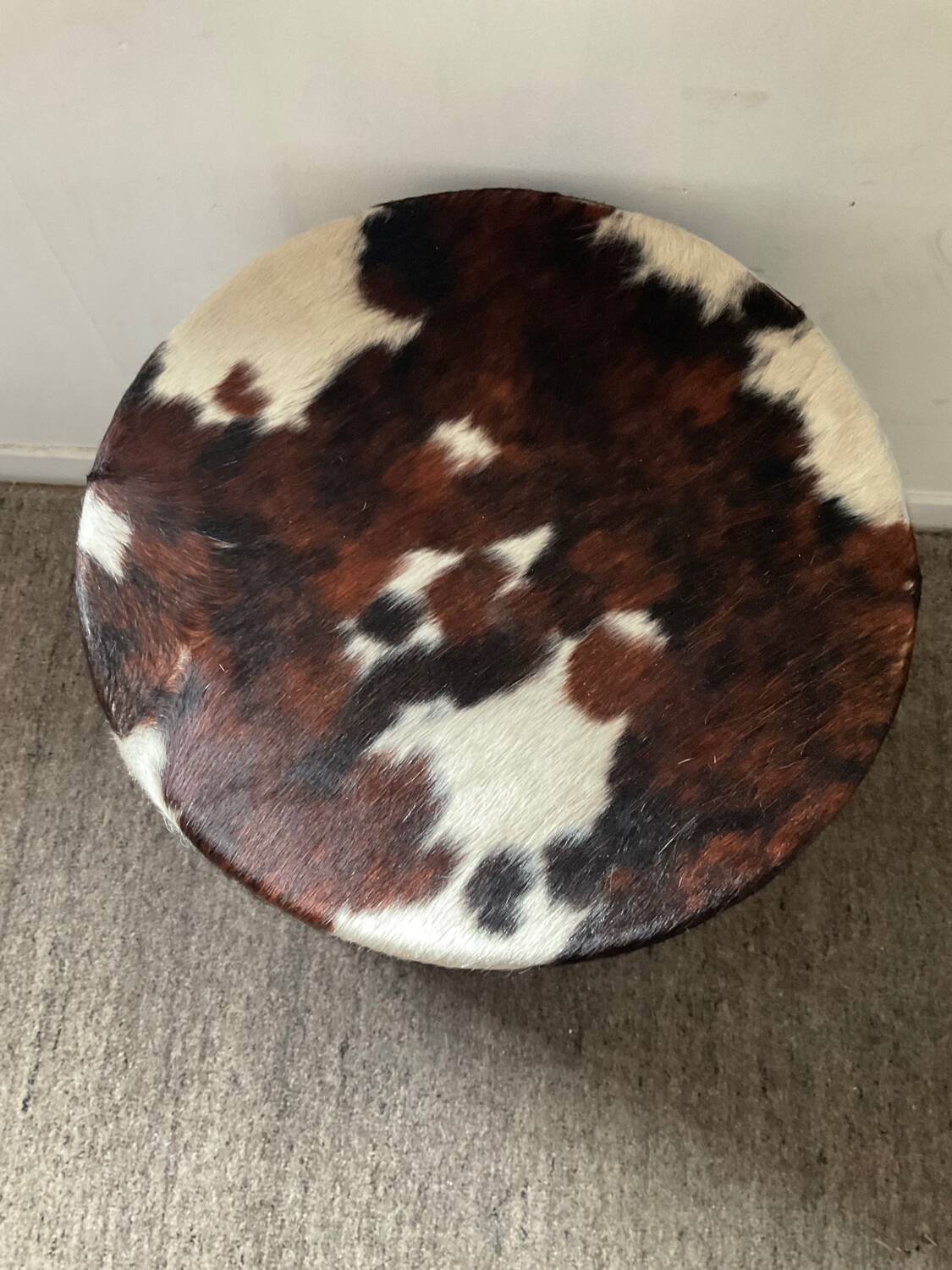 Pouf coffre en peau de vache des années 70