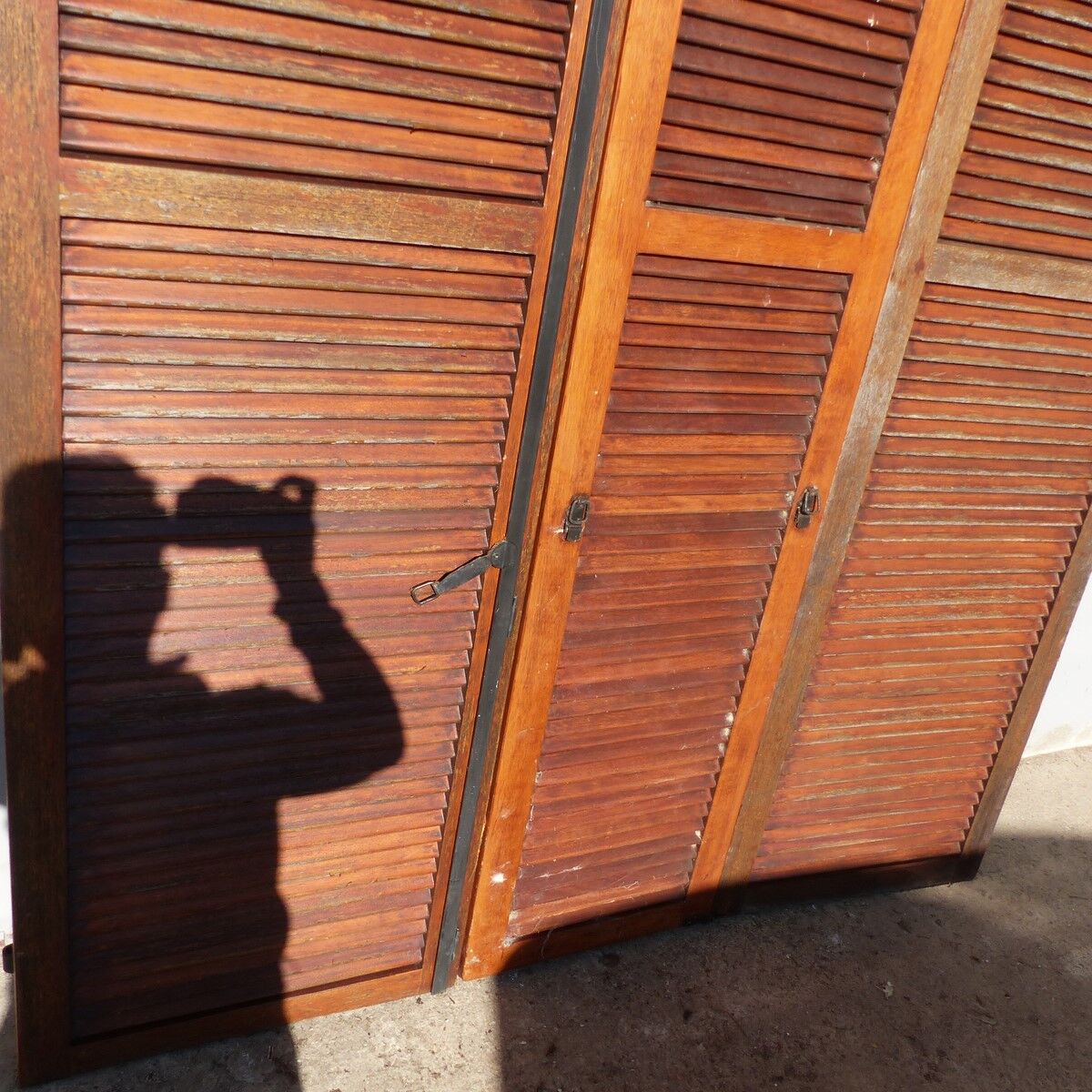 Set of 3 louvered shutters