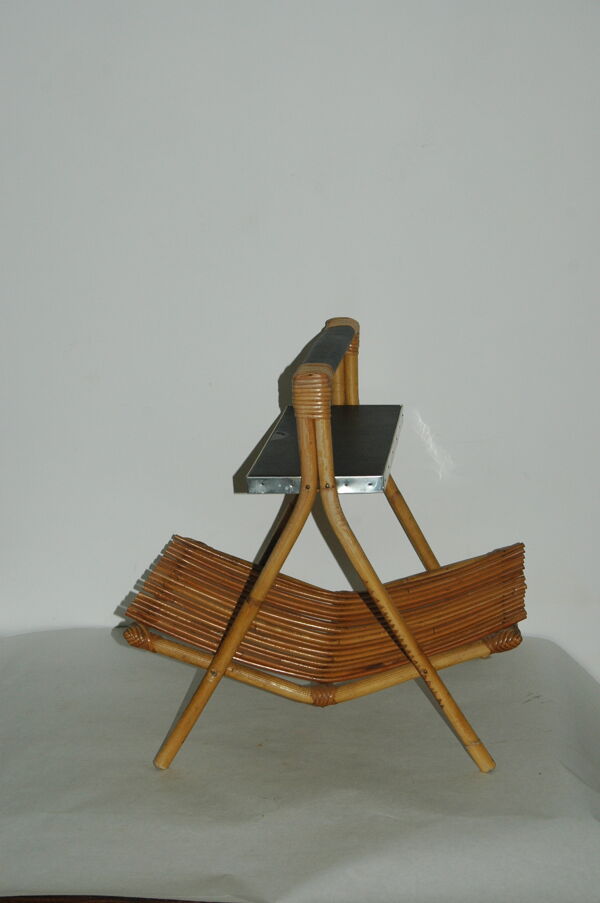 Porte revue en rotin