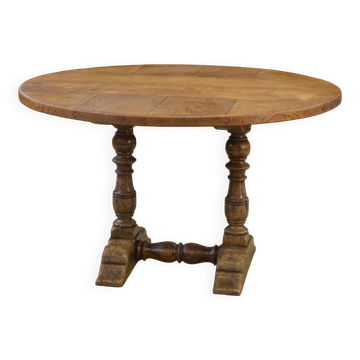 Circular oak table from the early 20th century.