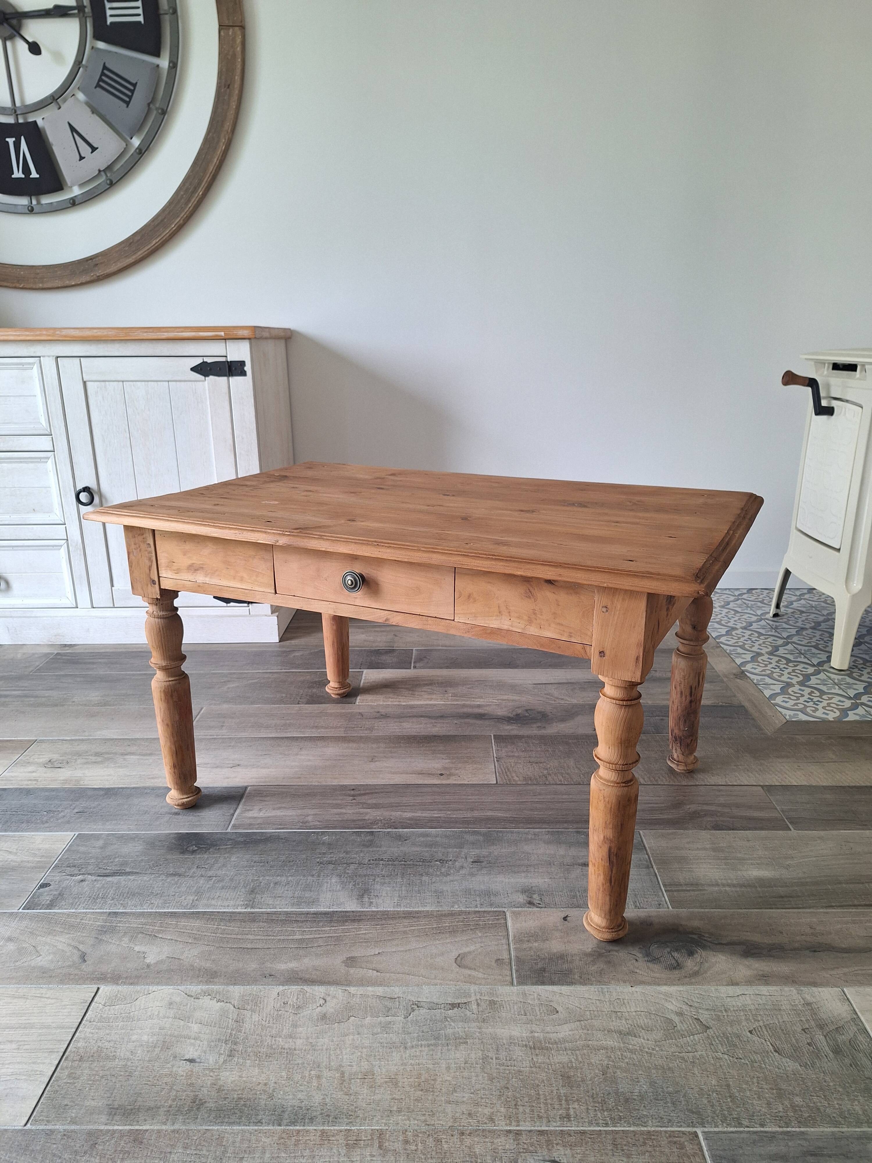 Farmhouse coffee table in solid wood, country style.