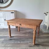 Farmhouse coffee table in solid wood, country style.