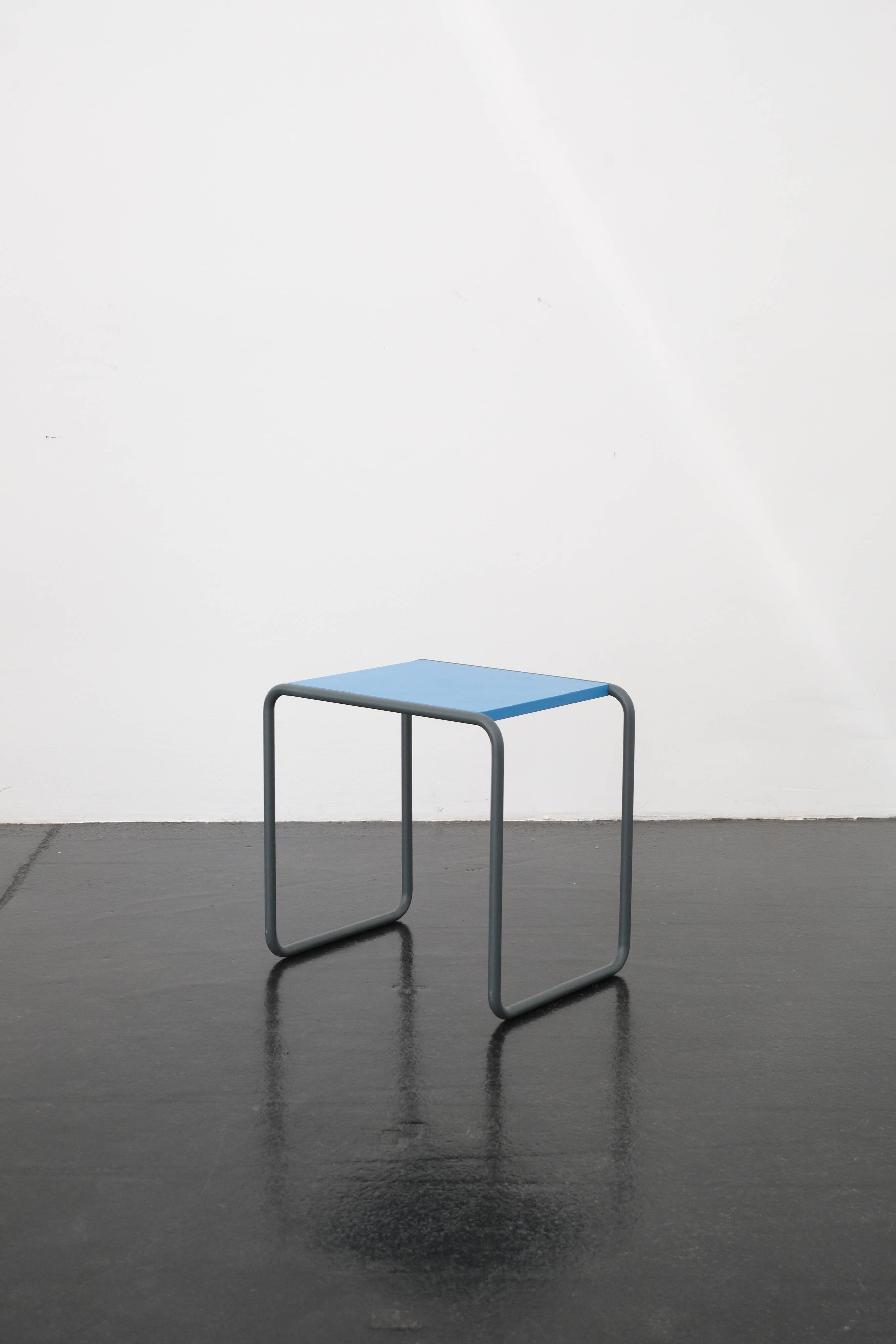 Table d'appoint bleue "B9 B" par Marcel Breuer / Thonet