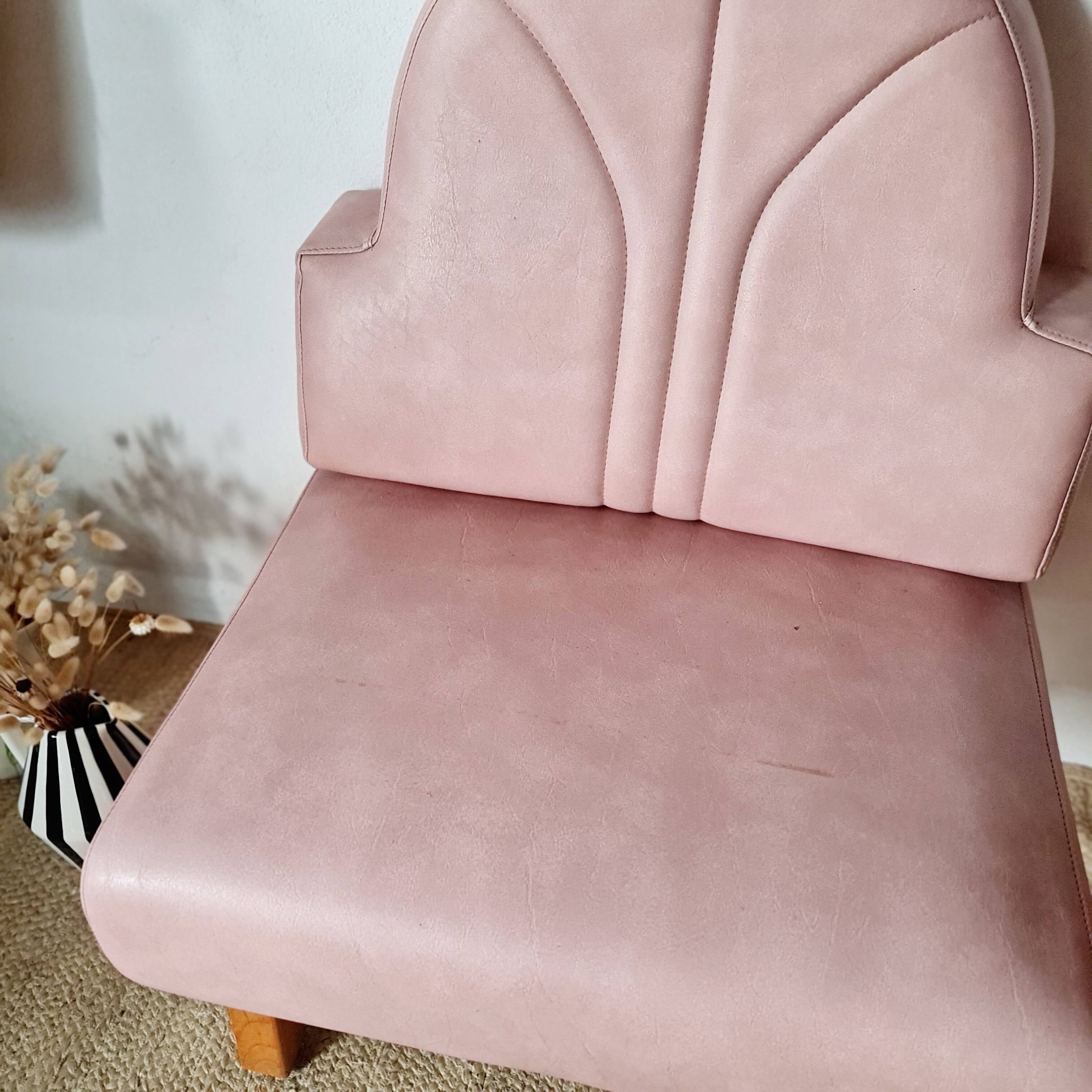 Single bar stool in pink stitched faux leather.