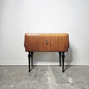 Table de chevet italienne des années 80 avec plateau en verre