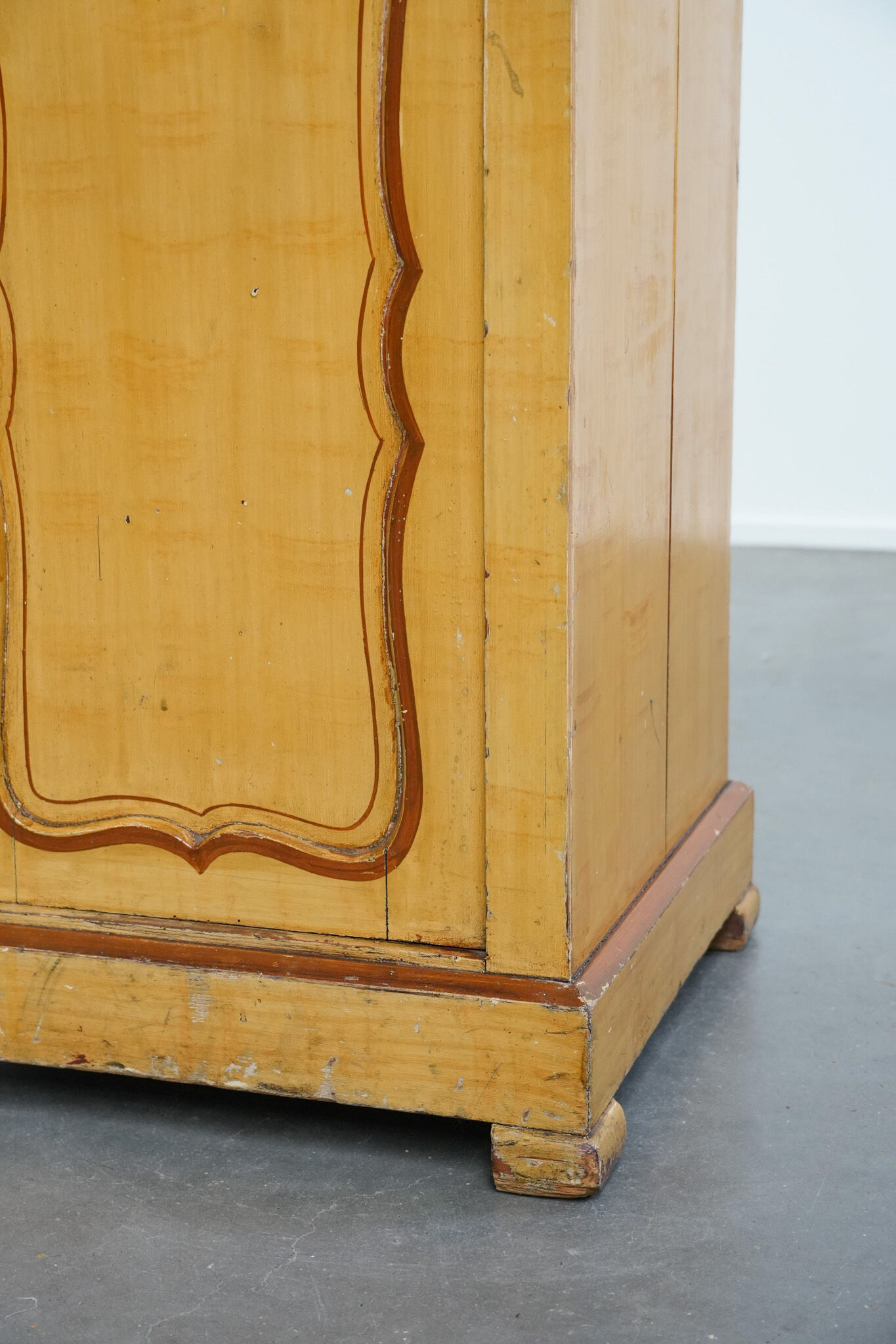 Antique wooden 1-door hallway/nightstand with a light marble top