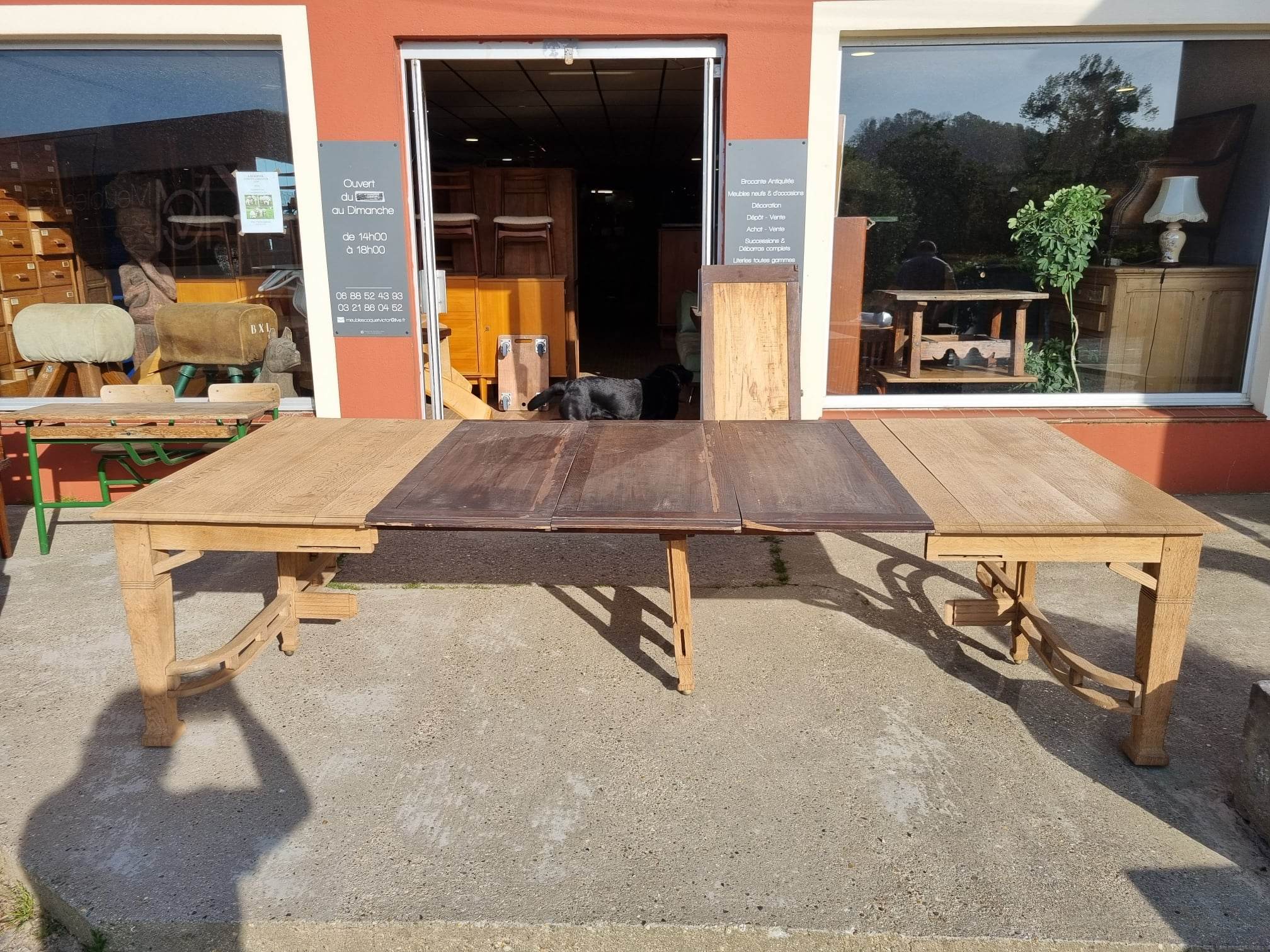 Extendable oak table