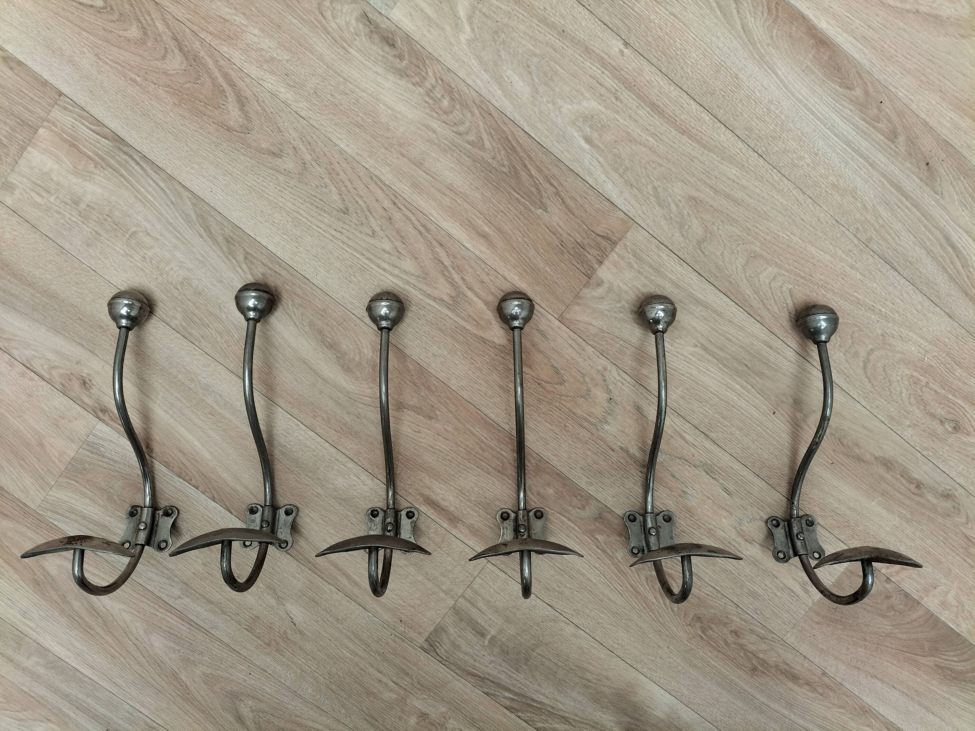 Series of 6 hooks